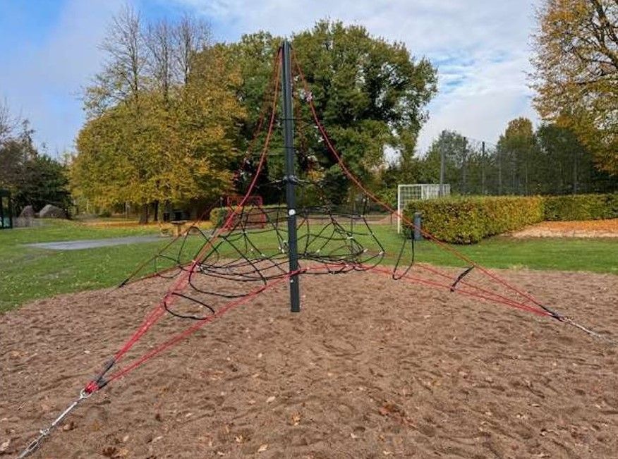 Kletterpyramide auf einem Spielplatz