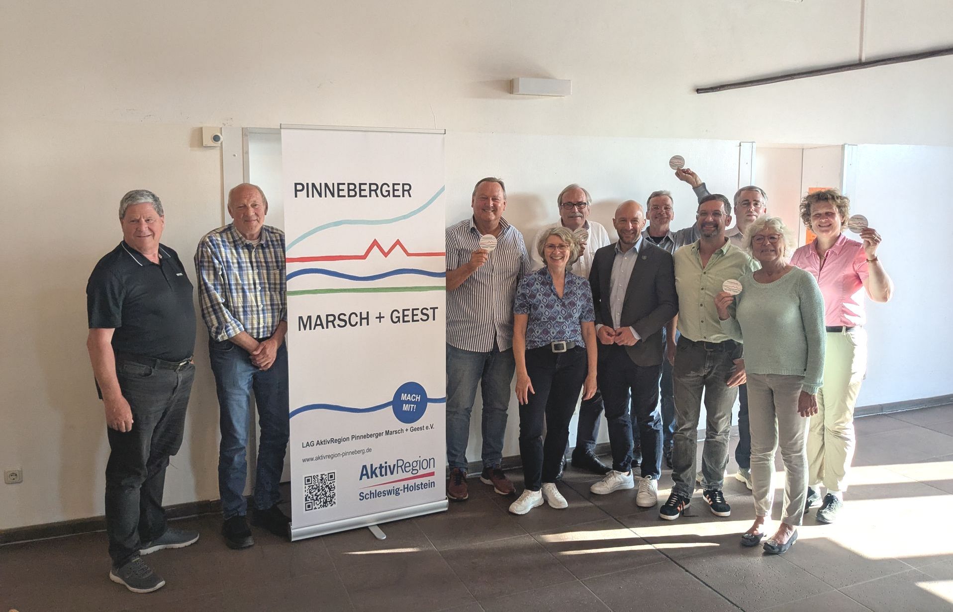 Menschen, die vor einem Roll-Up der AktivRegion stehen (Vorstand) Menschen, die vor einem Roll-Up der AktivRegion stehen (Vorstand)