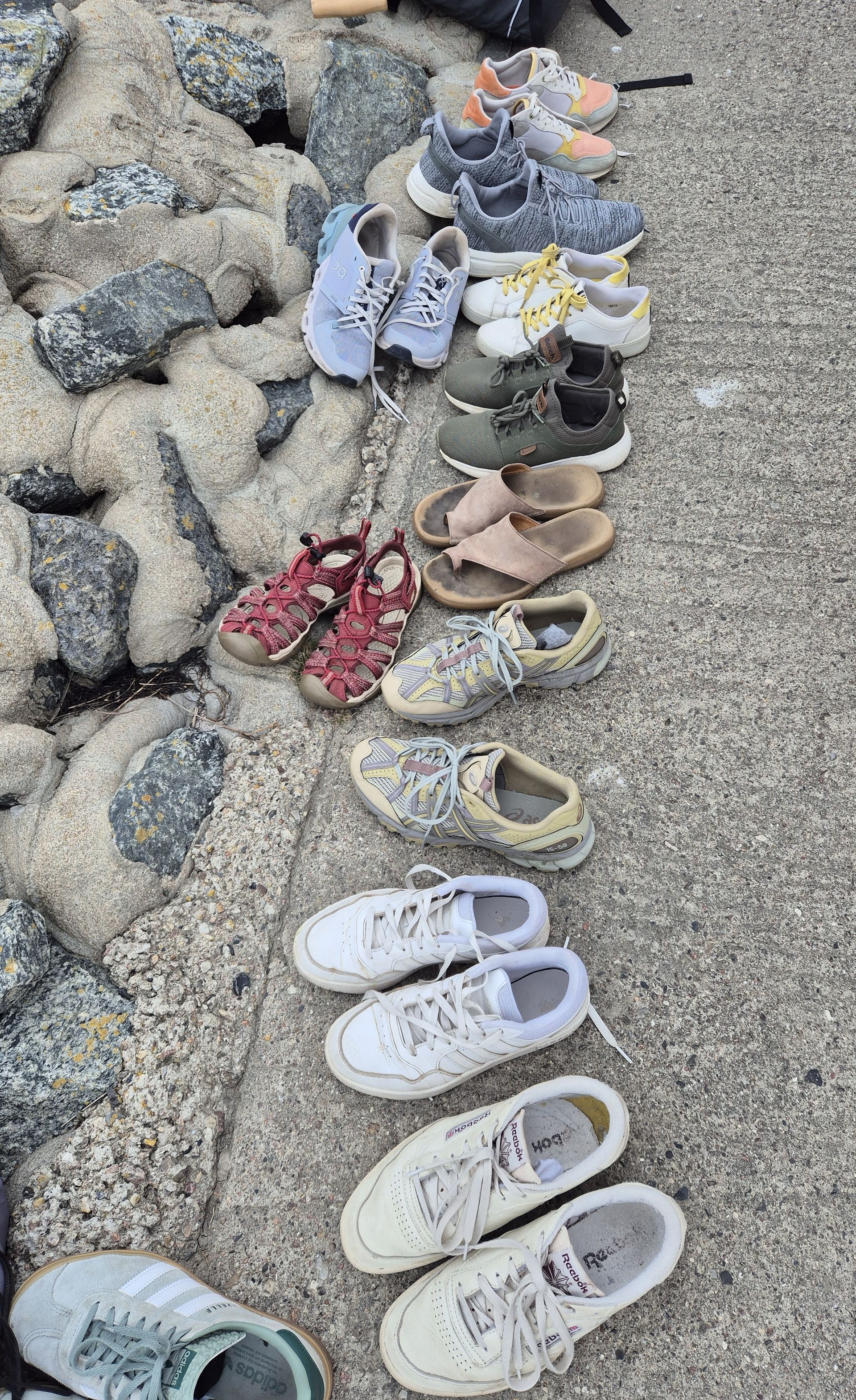 Schuhe auf Steinen Schuhe auf Steinen