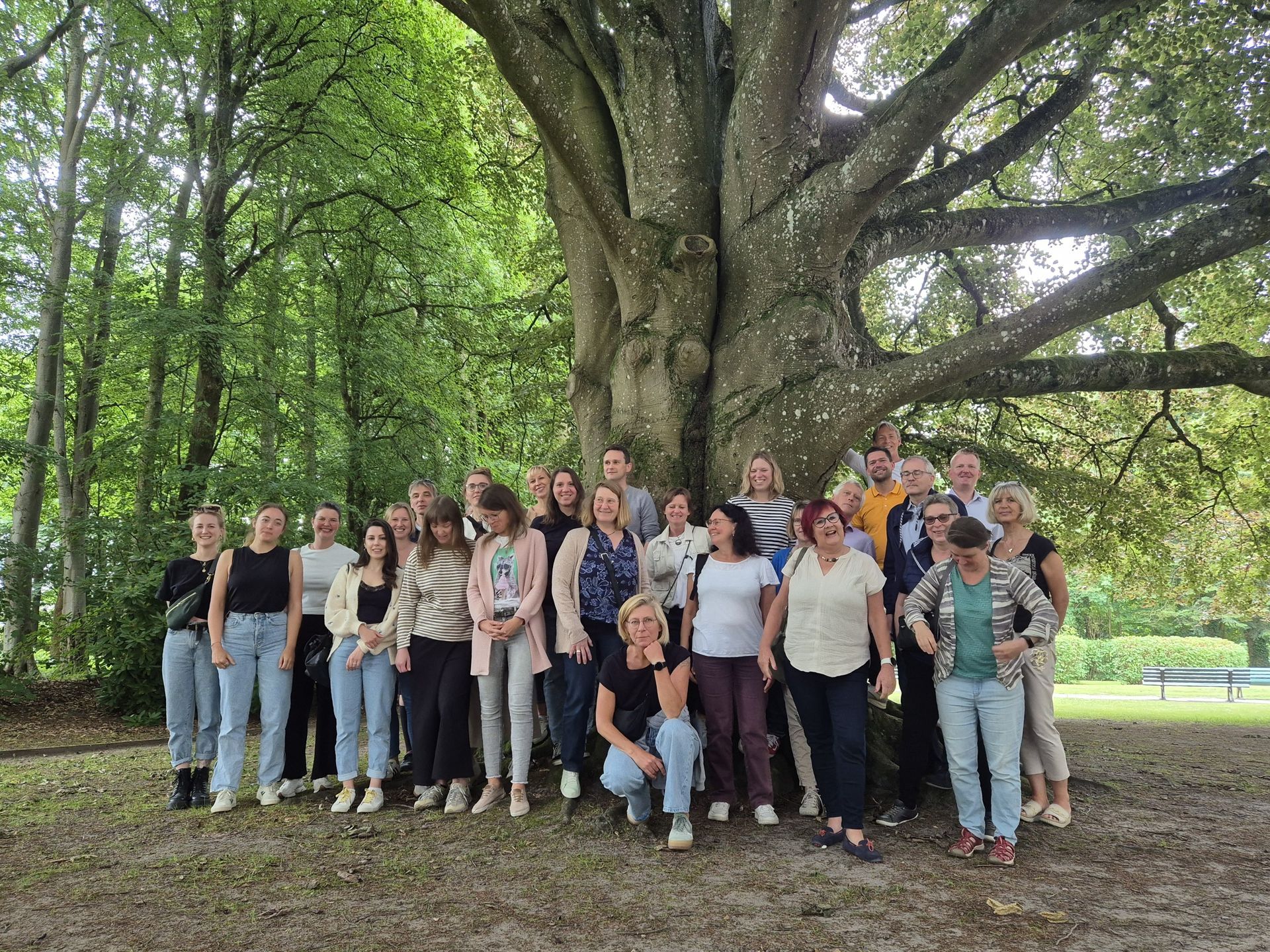 Geschäftsstellen der AktivRegionen Schleswig-Holsteins vor einem Baum Geschäftsstellen der AktivRegionen Schleswig-Holsteins vor einem Baum