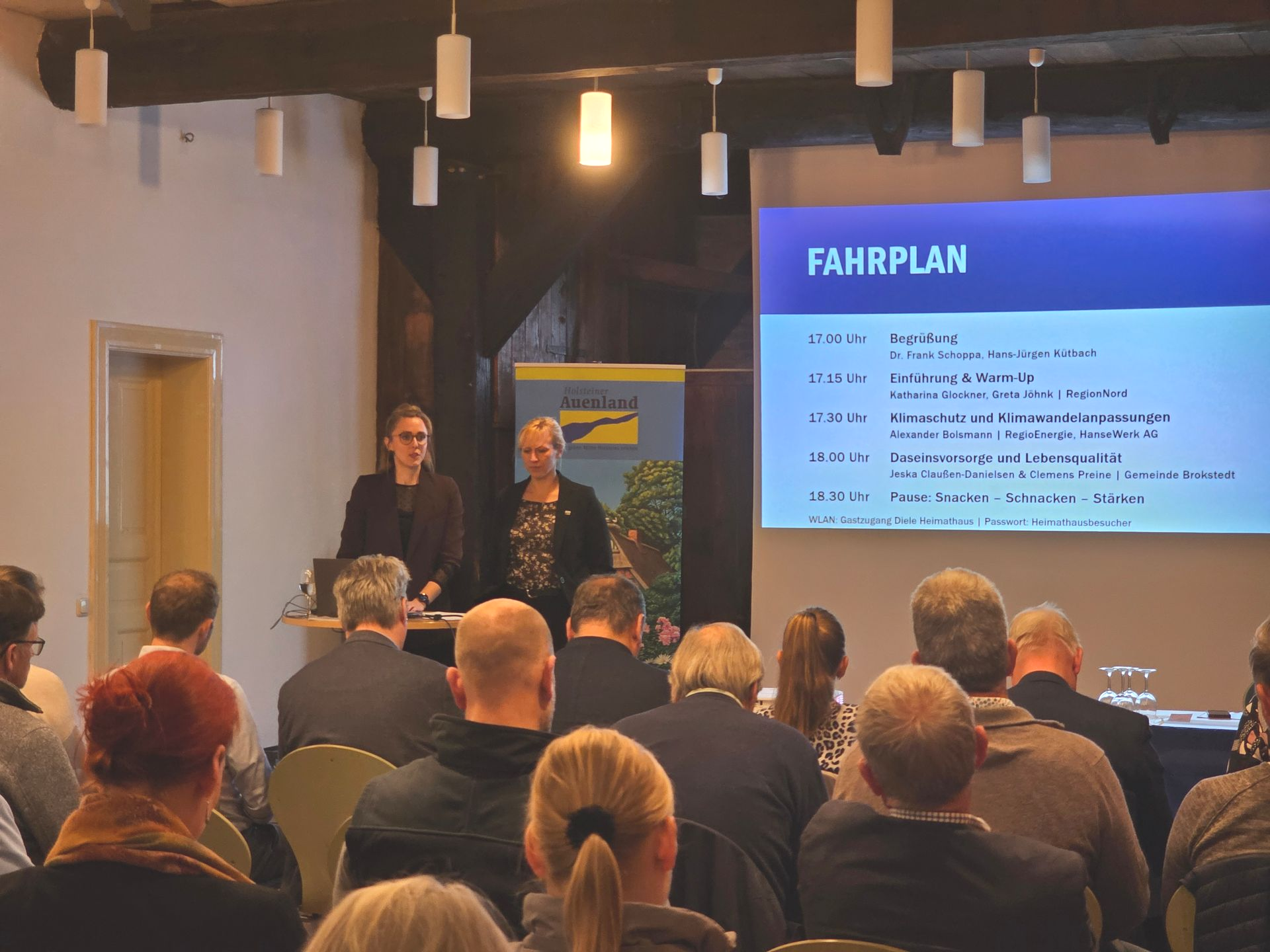 Moderatorinnen mit Teilnehmenden bei der Veranstaltung Fachforum 2025 Moderatorinnen mit Teilnehmenden bei der Veranstaltung Fachforum 2025