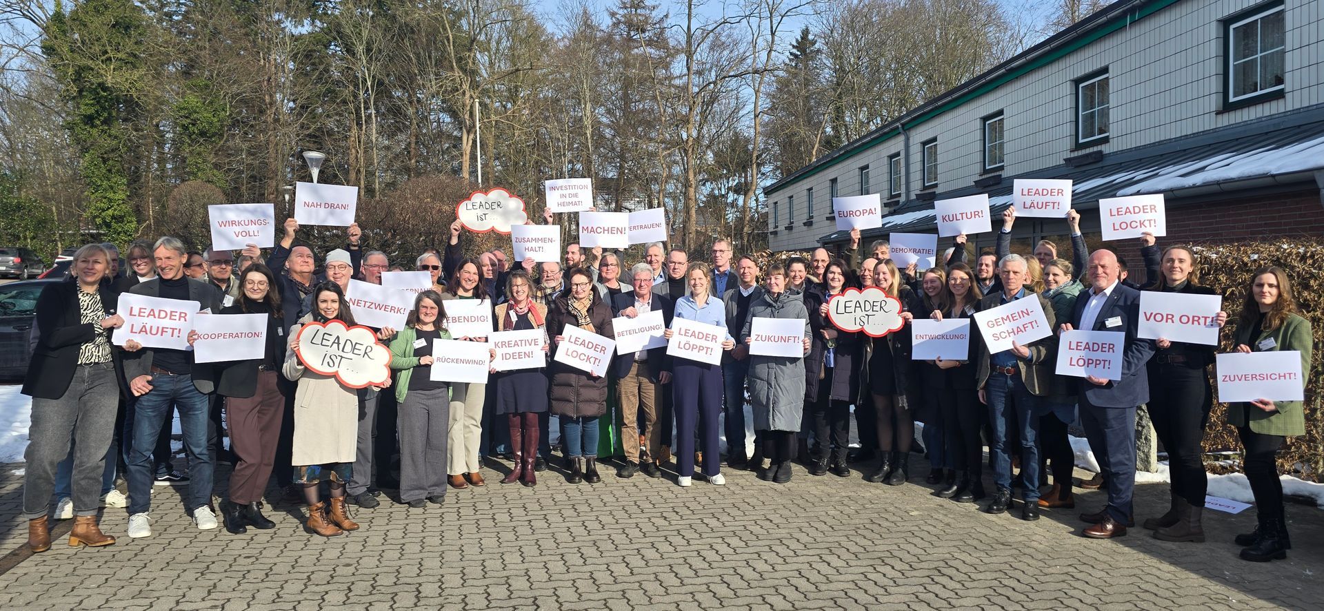 Gruppenfoto der AktivRegionen SH mit Schildern in den Händen Gruppenfoto der AktivRegionen SH mit Schildern in den Händen