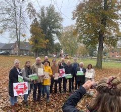 Gruppenfoto der Gemeinde Klein Offenseth-Sparrieshoop draußen im Park Gruppenfoto der Gemeinde Klein Offenseth-Sparrieshoop draußen im Park