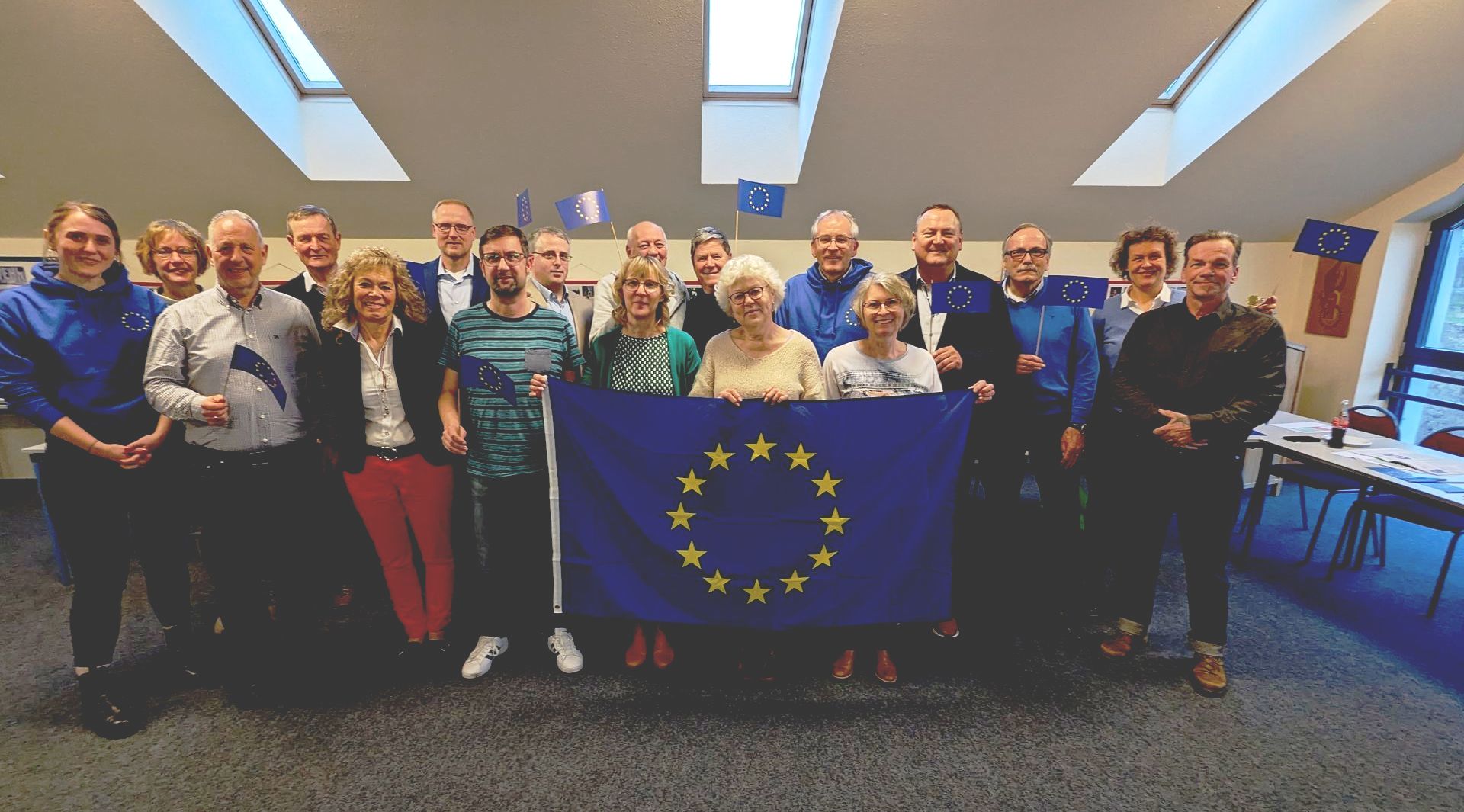 Menschen, die eine Europaflagge halten Menschen, die eine Europaflagge halten