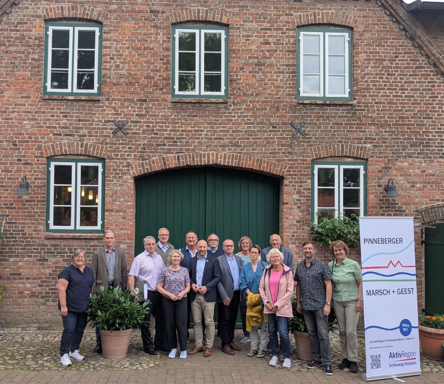 Vorstand der AktivRegion vor einem alten Haus Vorstand der AktivRegion vor einem alten Haus