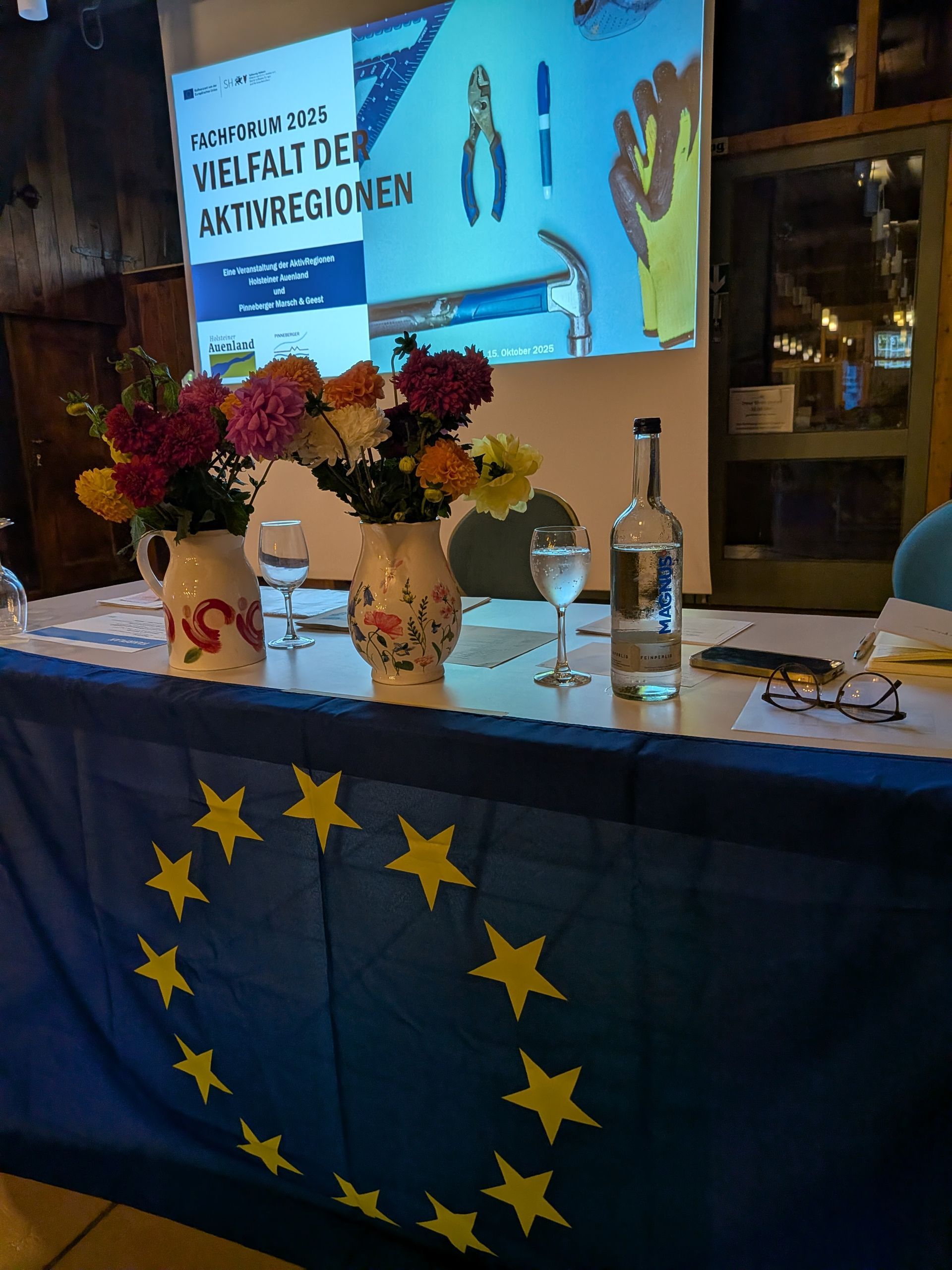 Präsentationsfolie mit Blumen und EU-Flagge im Vordergrund Präsentationsfolie mit Blumen und EU-Flagge im Vordergrund