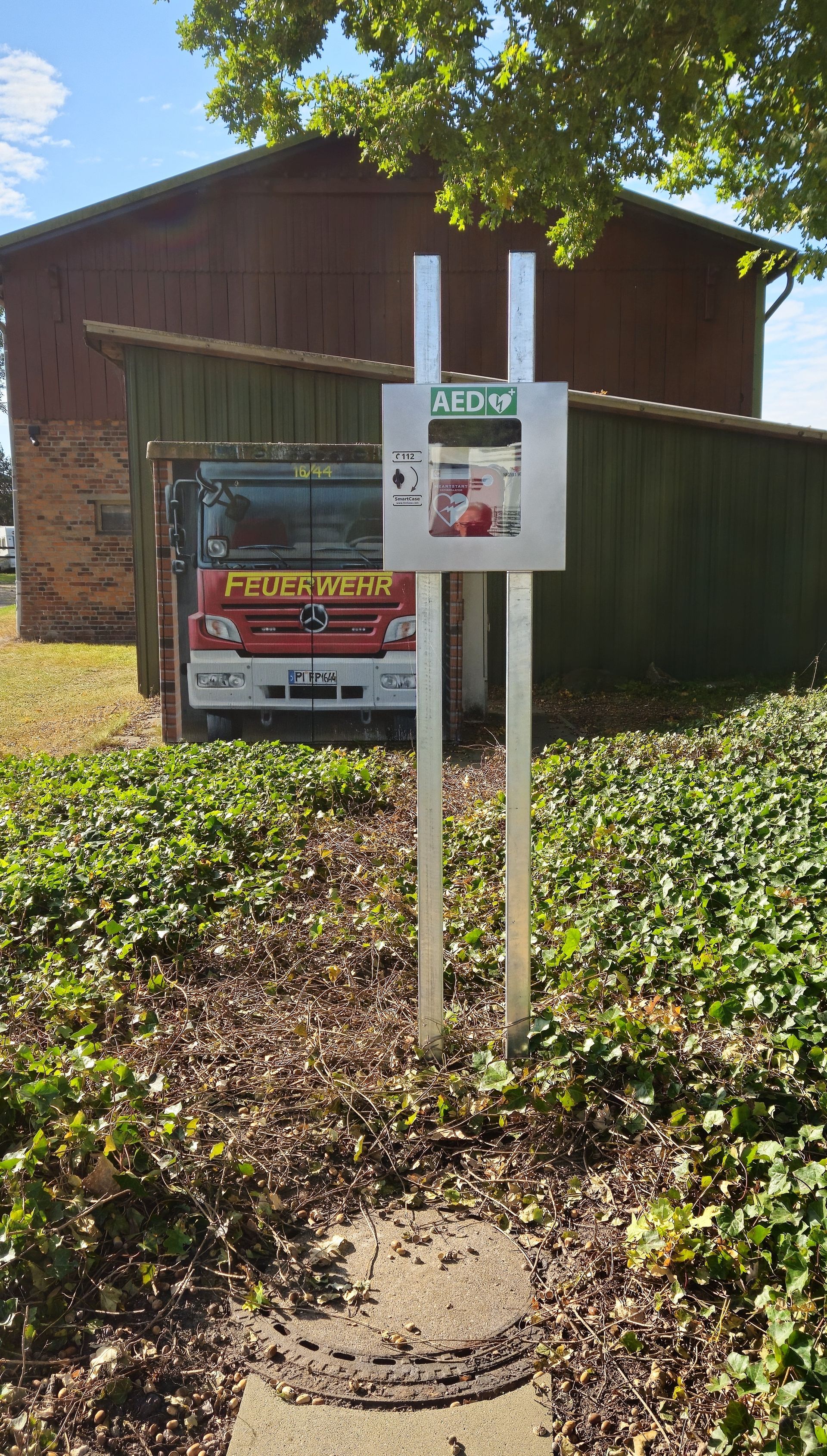 Defibrillator vor Feuerwehrauto