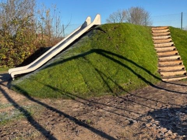 Rutschbahn auf Hügel