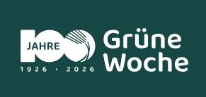 Flyer mit den Informationen zum Fachforumund in einer Reihe auf Stühlen sitzen Flyer mit den Informationen zum Fachforum