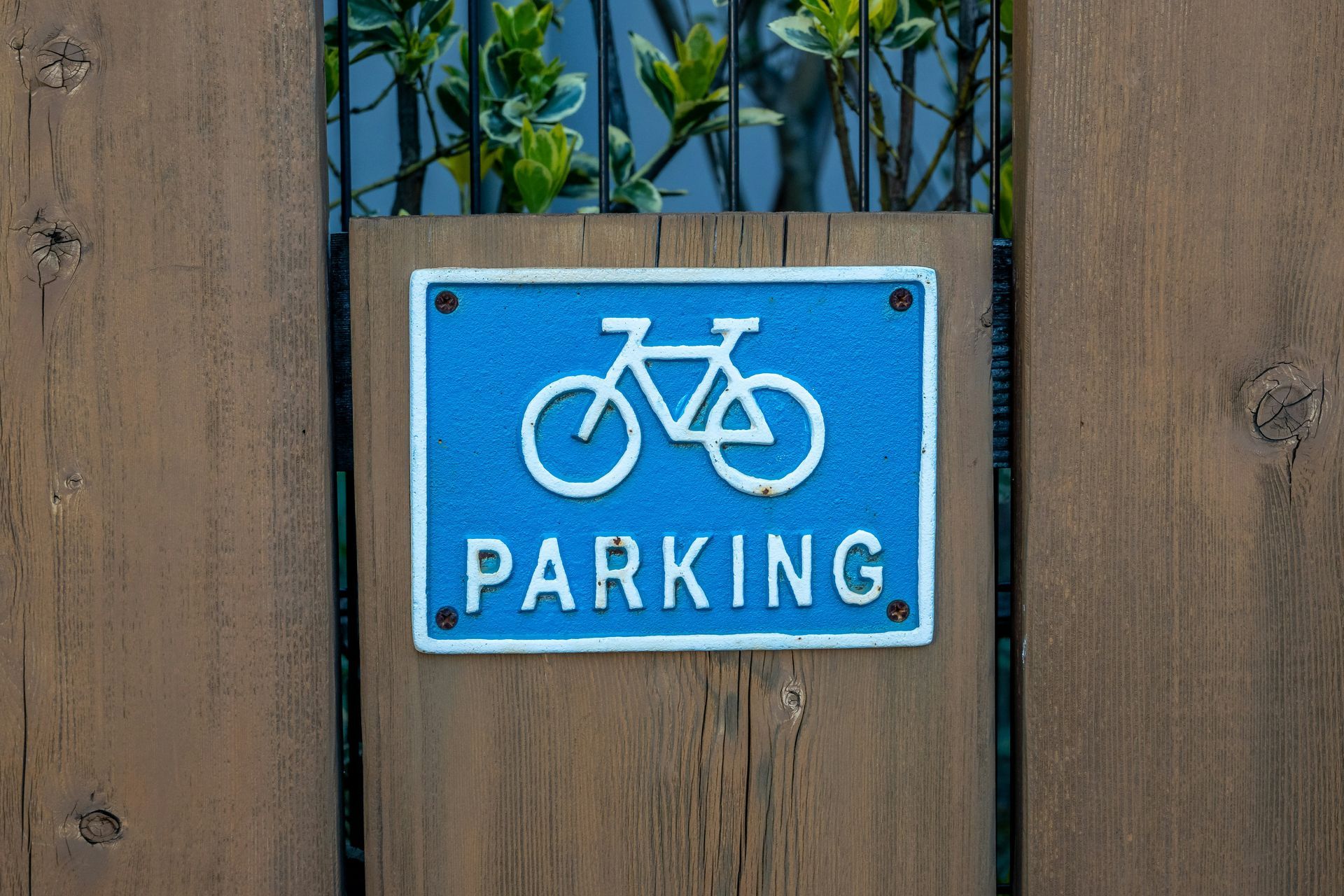 Parking-Schild in blau mit einem Fahrrad Parking-Schild in blau mit einem Fahrrad