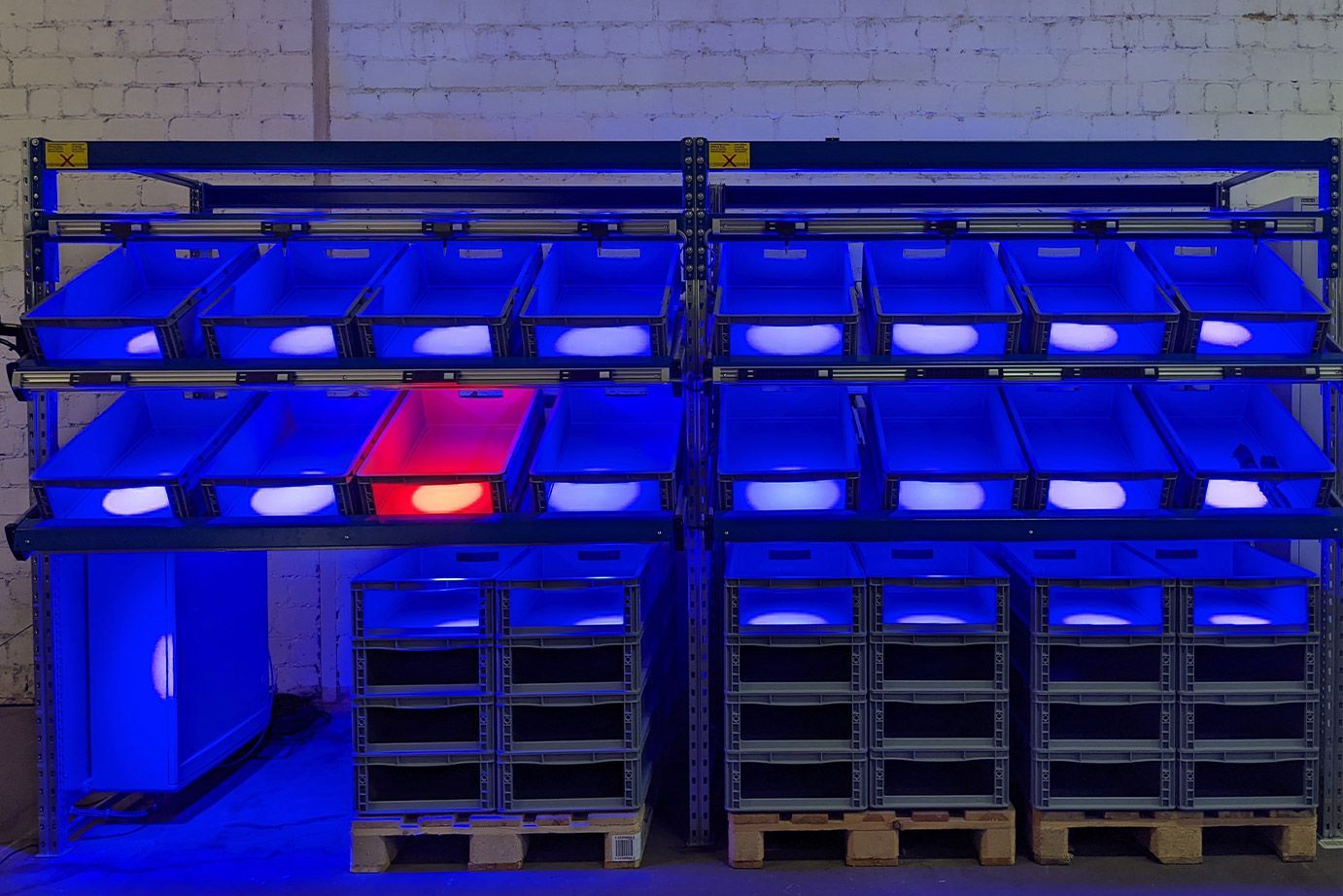 IX.SPOTS zur Verringerung der Fehlerquote (insbesondere bei der Montage mit hoher Produktvariation bzw. vielen optisch ähnlichen technischen Bauteilen) Ergonomische Packstation