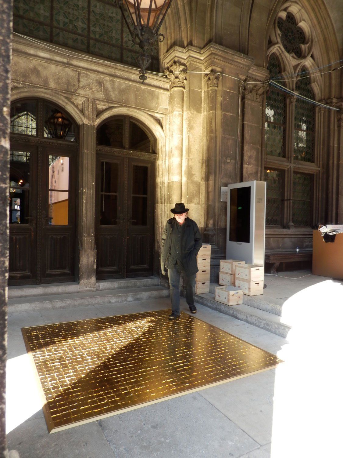 GOLD Lifeball mit Bodengold, Rathausgang Wien 2015 Vierteilige Bodengold Installation GOLD Lifeball Wien, 2015