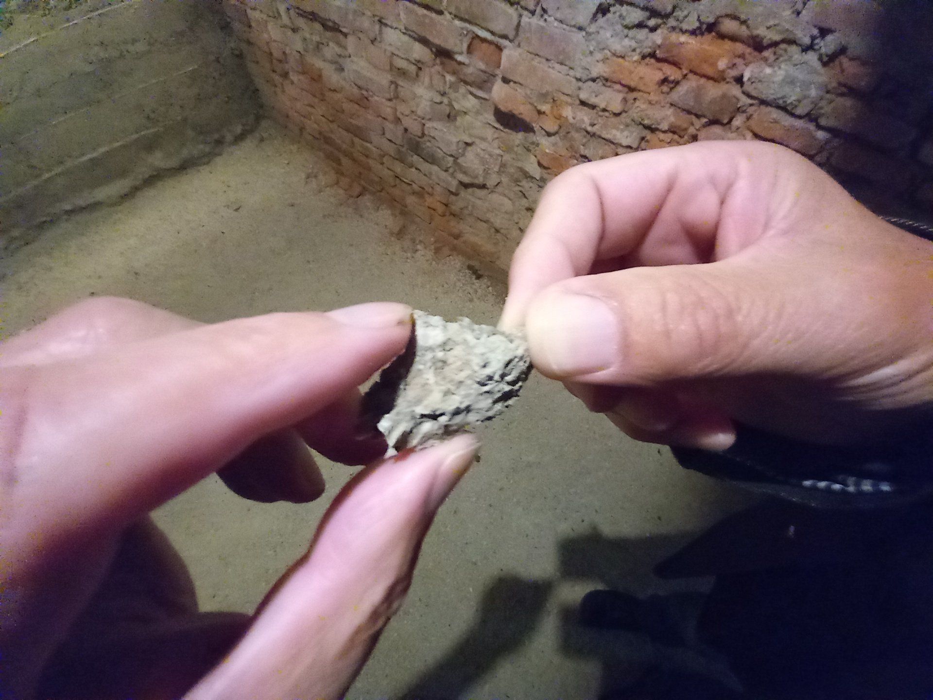 Stollen der Erinnerung Steyr - Beton - No War! Beton Fragment aus Stollen der Erinnerung Steyr