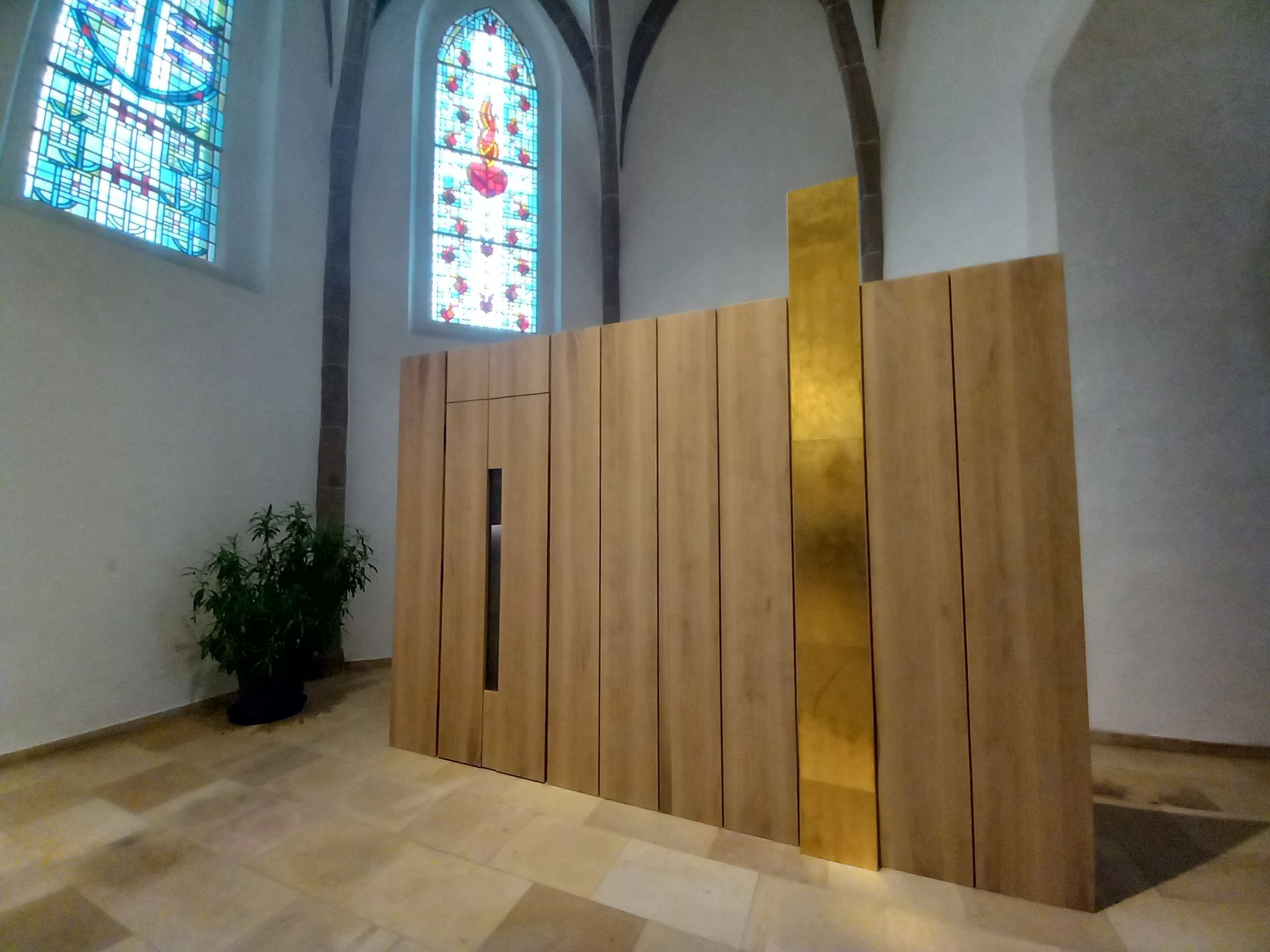 Taufkapelle Pfarrkirche Sierning mit Bodengold Bodengold Stele Pfarrkirche Sierning