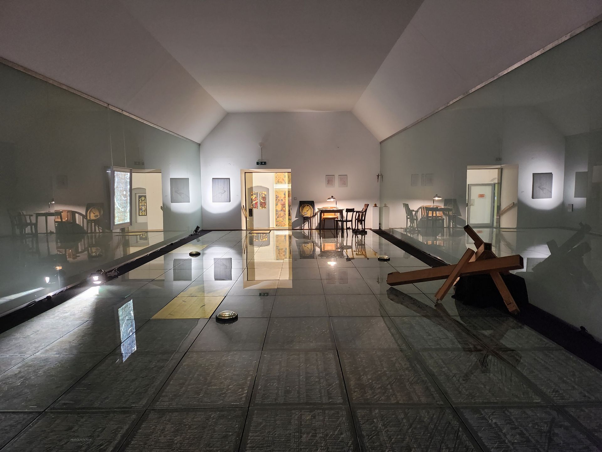 Margret Bilger Galerie - Rauminstallation LEUCHTENDES GOLD Margret Bilger Galerie - Rauminstallation LEUCHTENDES GOLD