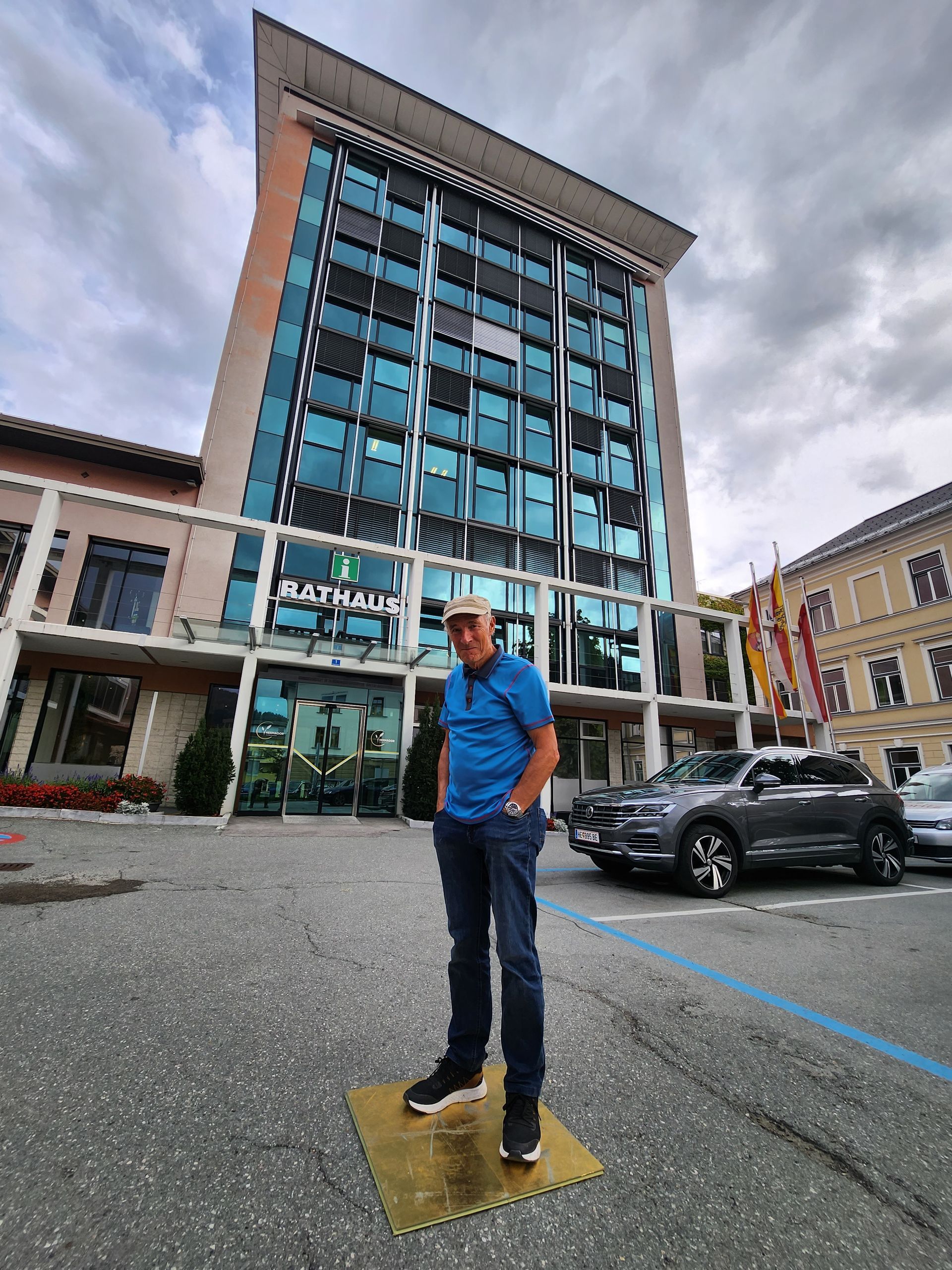Rathaus Harmagor. Manfred Schluder auf EU27 Bodengold Manfred Schluder, Gründer und Kurator des Gailtal Art Symposiums