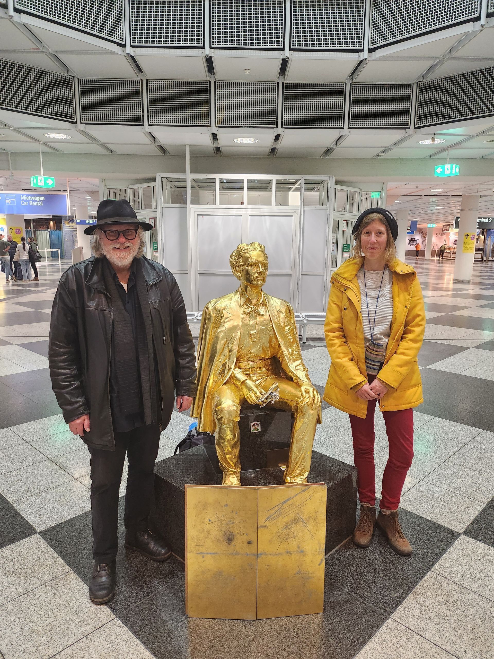 EU27 Finnland Bodengold und goldener König Ludwig II im Josef Strauß Flughafen München