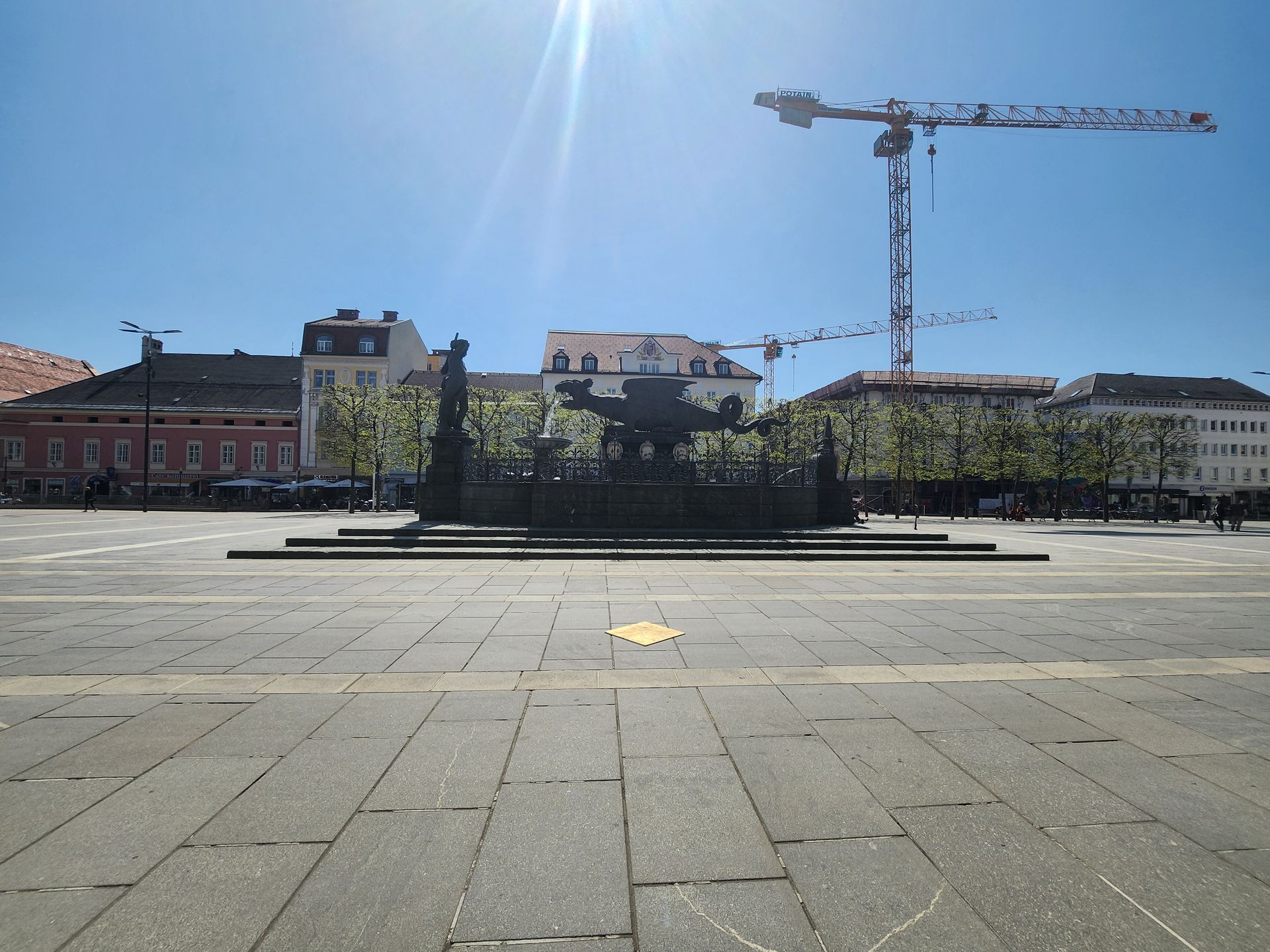 Der Lindwurm von Klagenfurt mit dem EU27 Austria Bodengold Der Lindwurm von Klagenfurt mit dem EU27 Austria Bodengold