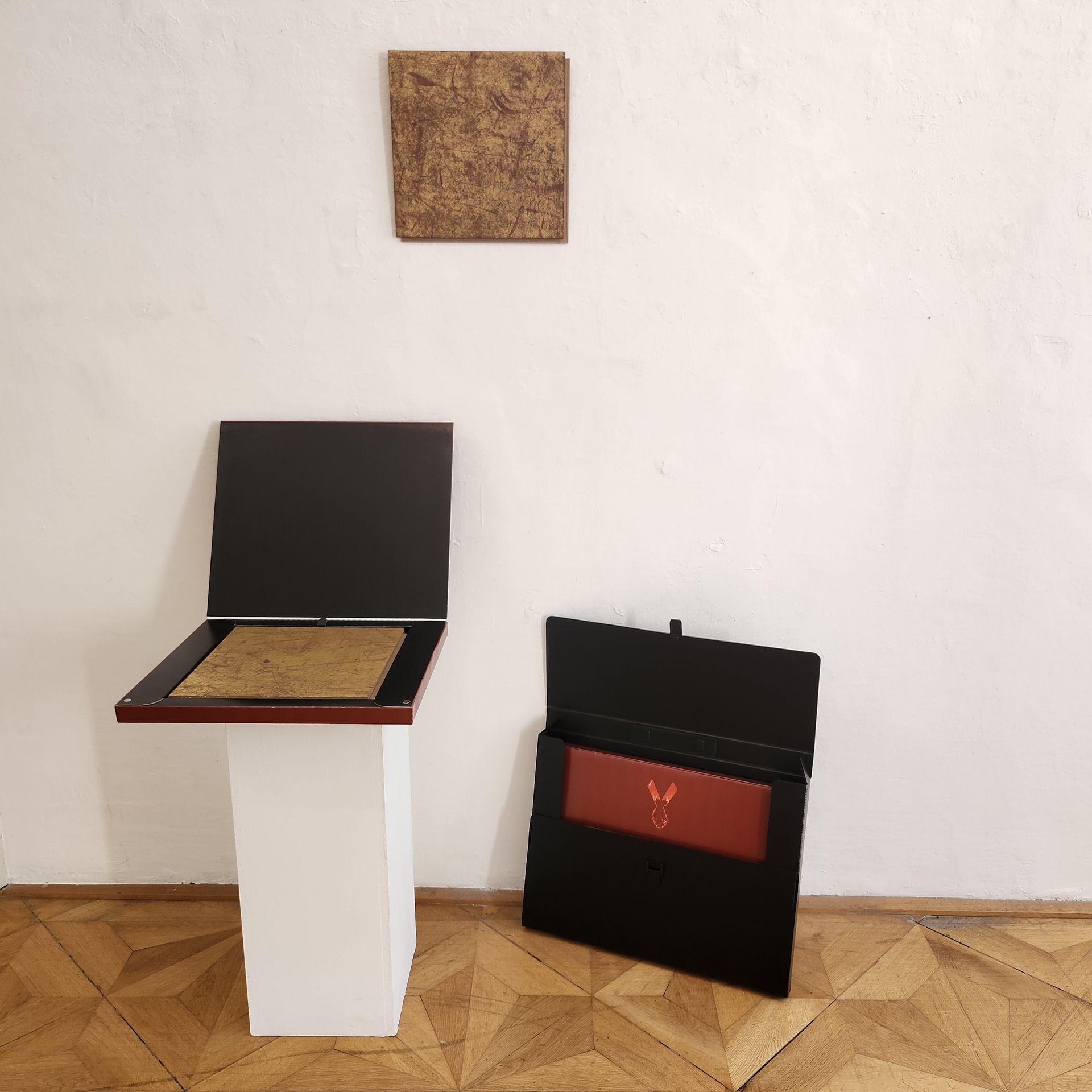 GOLD Lifeball Relikte als Wandobjekte GOLD Lifeball Relikte als pure Wandobjekte. Im edlen Lifeball Etui und THOR Zeichenkoffer