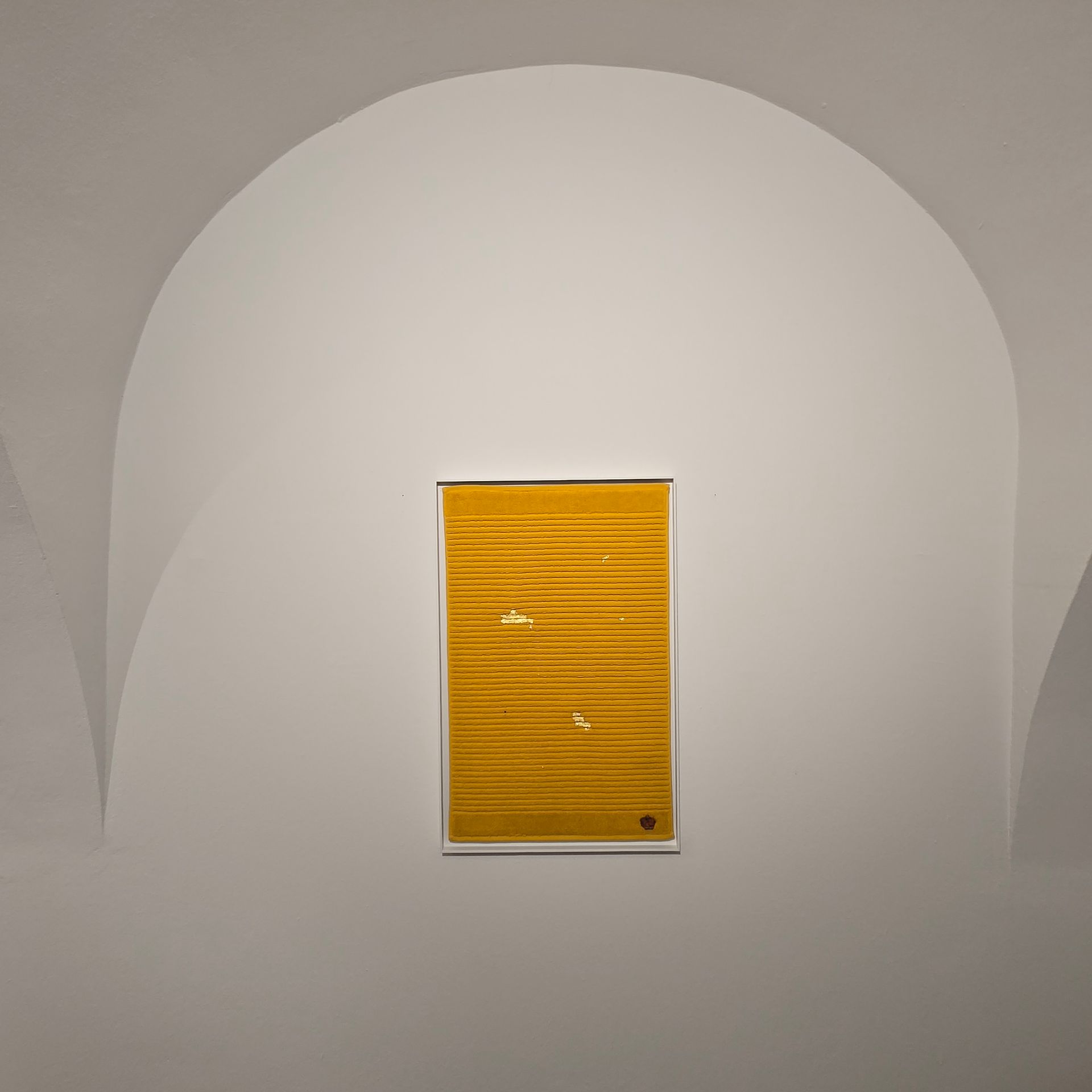 Goldgelbe Badezimmer Matten von IKEA als Kunstrelikte Goldgelbe Badezimmer Matten von IKEA als Kunstrelikte