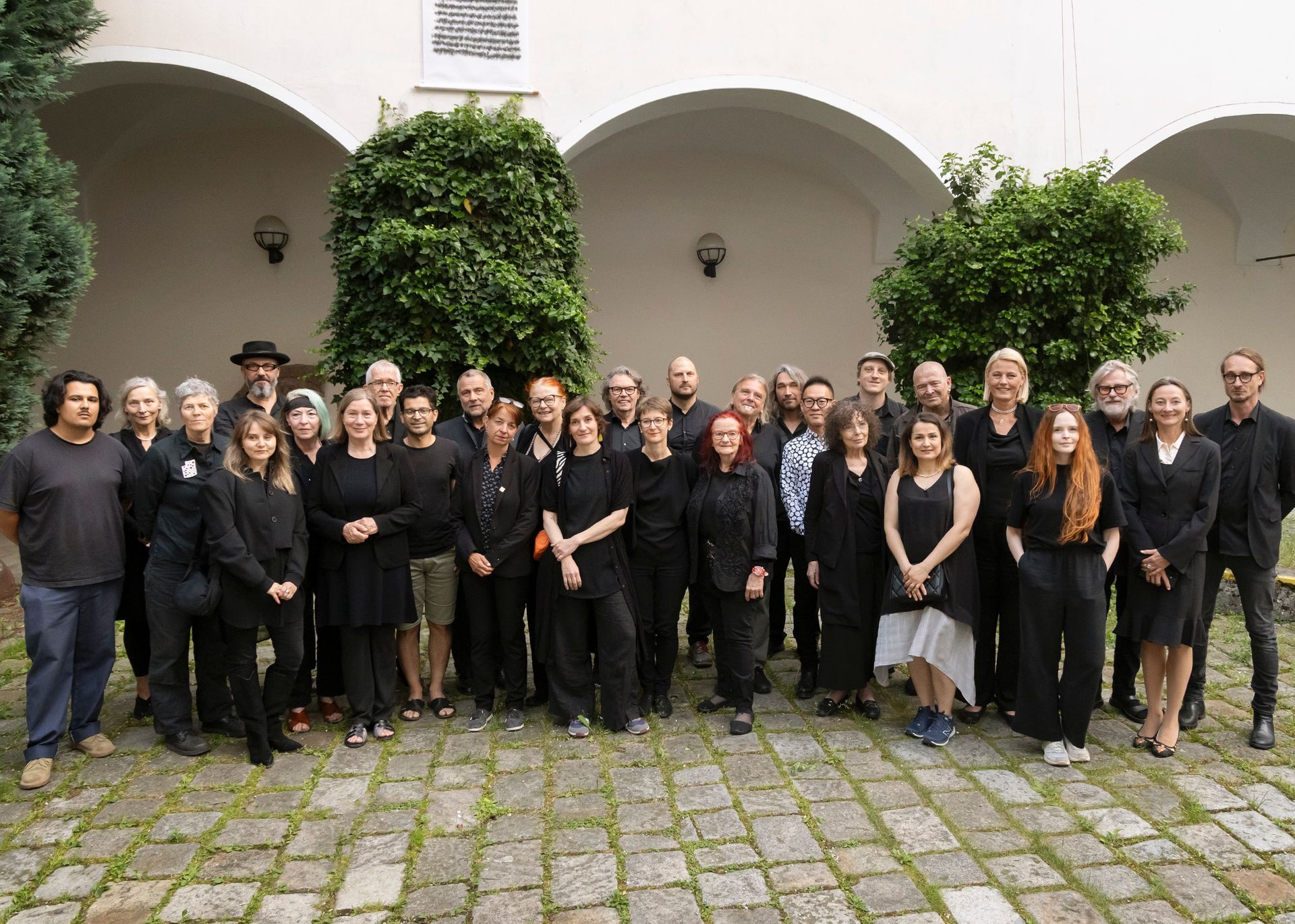 Künstler:innen Gruppenfoto bei der Eröffnung von Künstler:innen Gruppenfoto bei der Eröffnung von