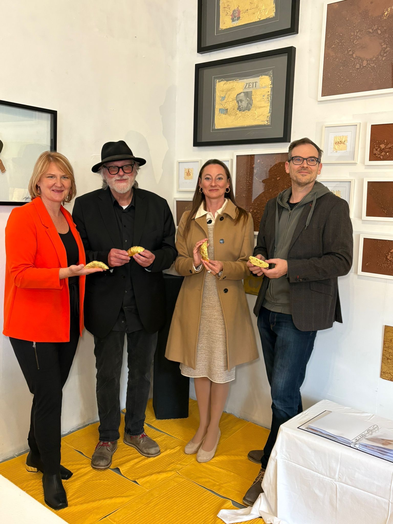 Dr. Krismer-Huber, Mag. Steinz, Christopher Lane bei der Eröffnung Dr. Krismer-Huber, Mag. Steinz, Christopher Lane bei der Eröffnung