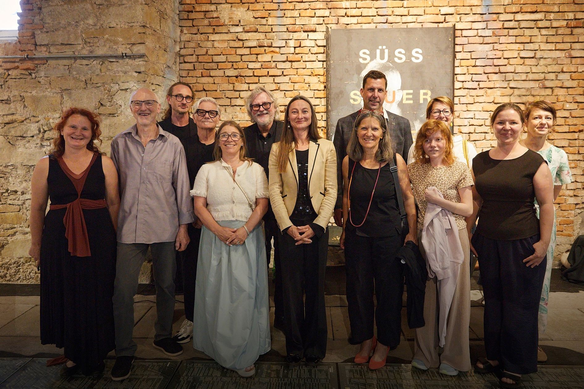 Eröffnung Gruppenfoto NATUR KUNST PROZESSE Foto: Paul Wimmer HIPP HALLE Gmunden - Eröffnung Gruppenfoto NATUR KUNST PROZESSE