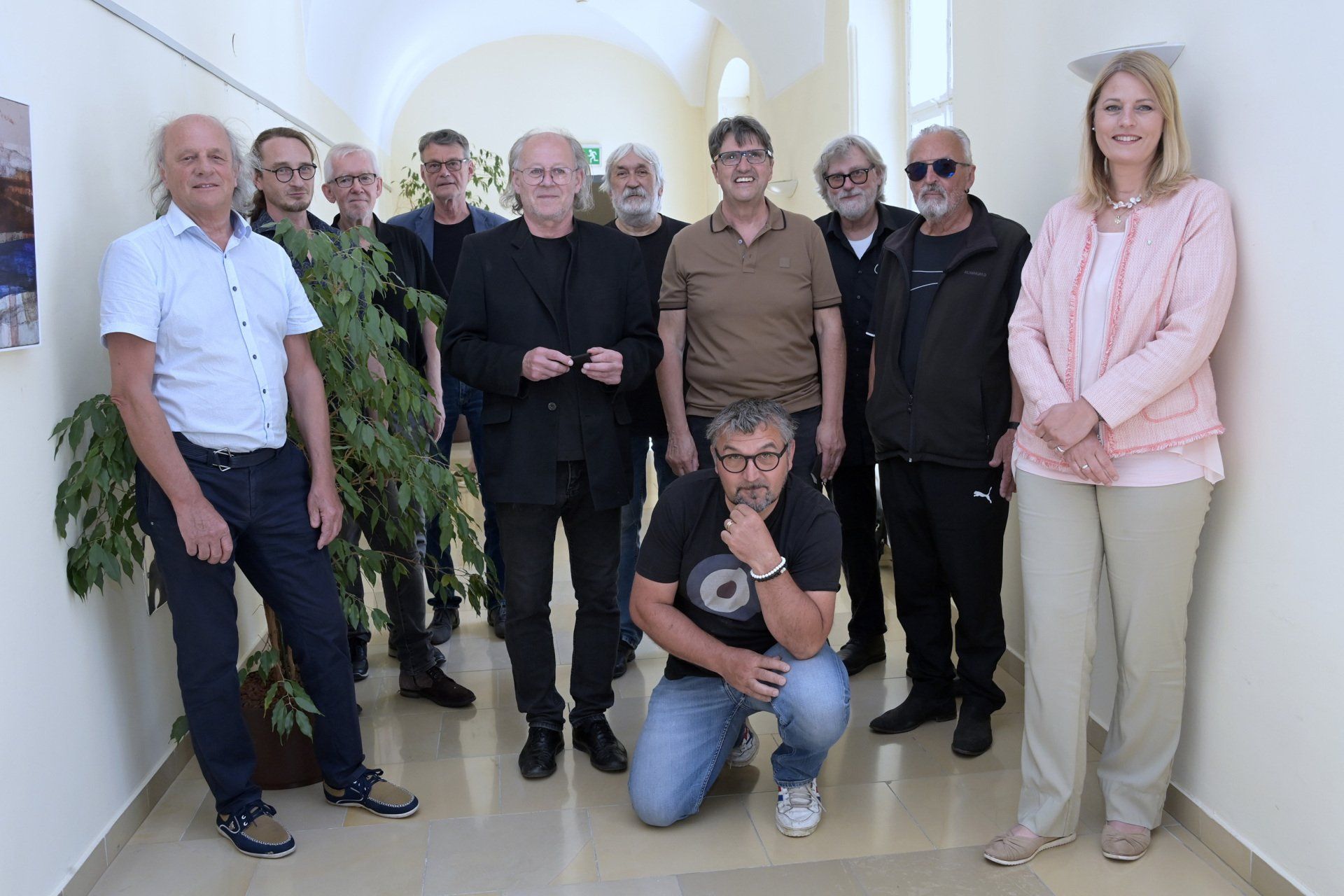 10 Künstler und 1 Kulturreferentin. Gruppenfoto Rathausgalerie Steyr Gruppenfoto der Begrüßung zur K.O.vid21 Ausstellung in der Rathausgalerie Steyr