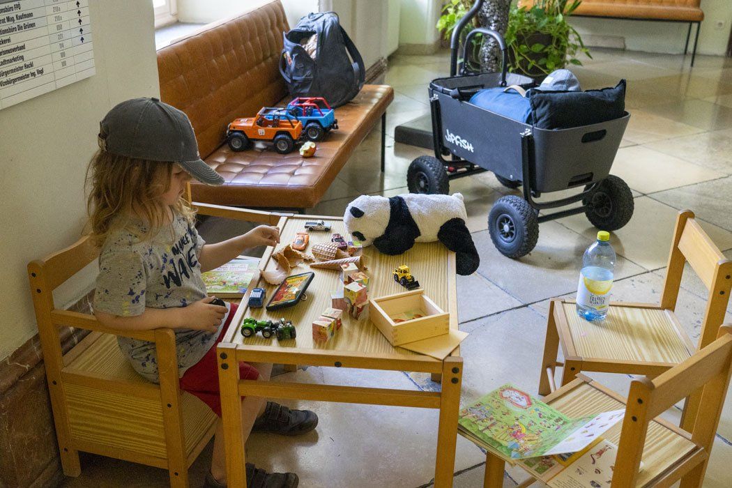Rathaus Steyr - Warte Vorraum zum Bürgermeister Büro bei K.O.vid21 Eröffnung divers
