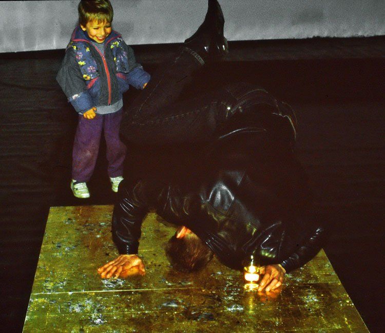 Lustigmachen über das Leid im Gold