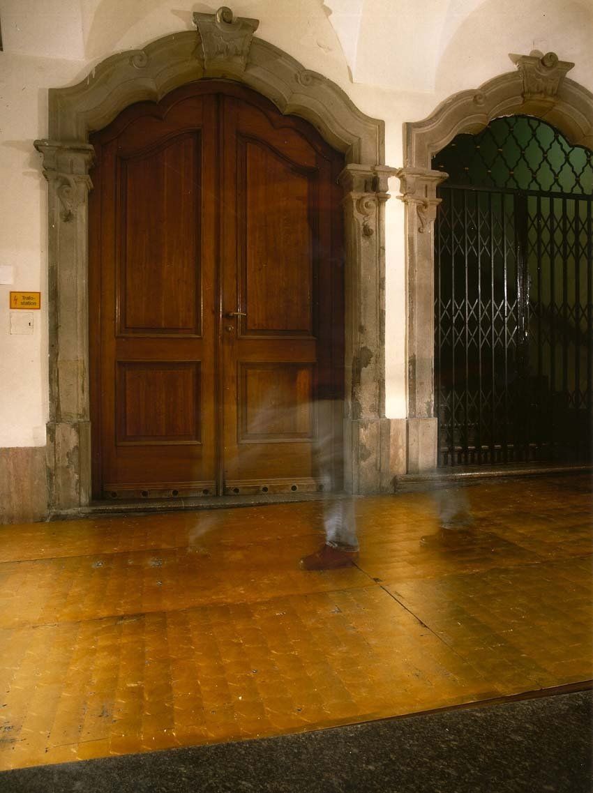 ... noch nicht mit Erde bedeckt - Rathaus Steyr 50 Jahre Ende des 2. Weltkriegs - Rathauspassage Steyr
