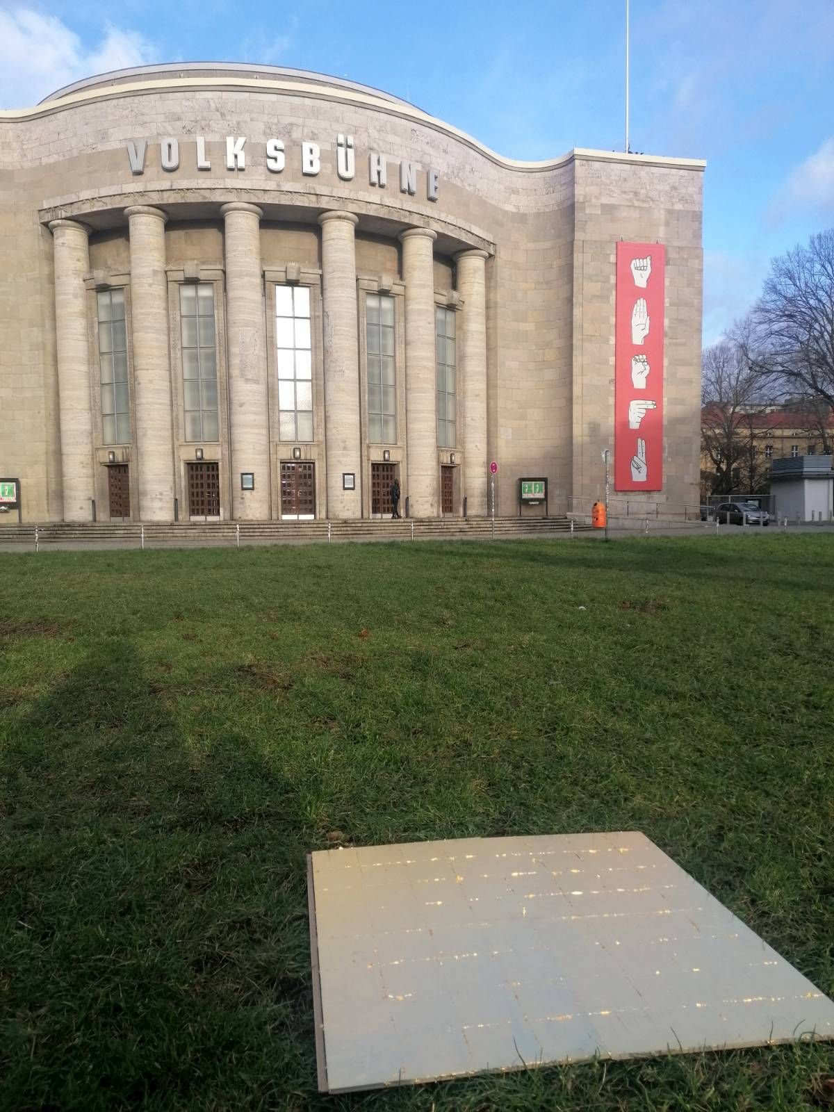 EU27 Bodengold auf der Reise nach Finnland vor der Volksbühne Berlin EU27 Bodengold auf der Reise nach Finnland vor der Volksbühne Berlin