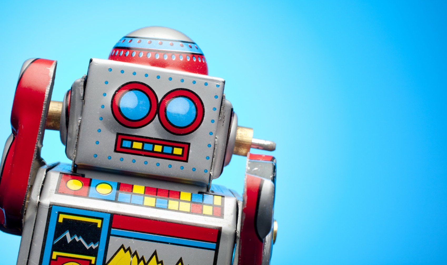 blauer Hintergrund und Spielzeugroboter im Vordergrund