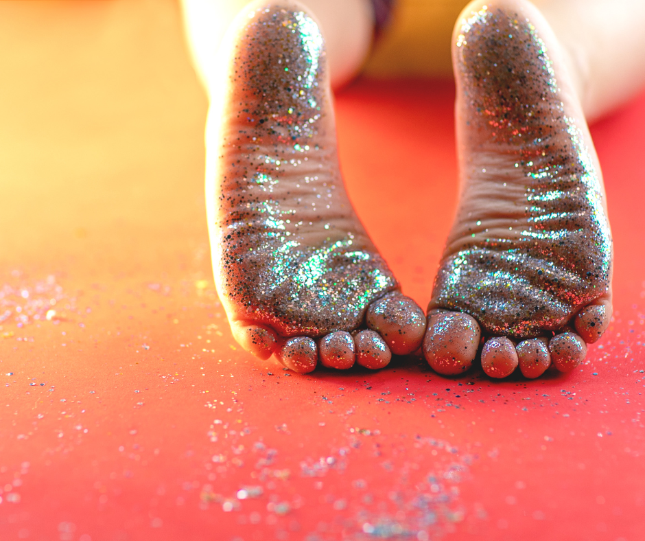 Fräulein Barfuß Illustration mit Glitzerfüßen für natürliche Kinderfüße und Barfußschuhe