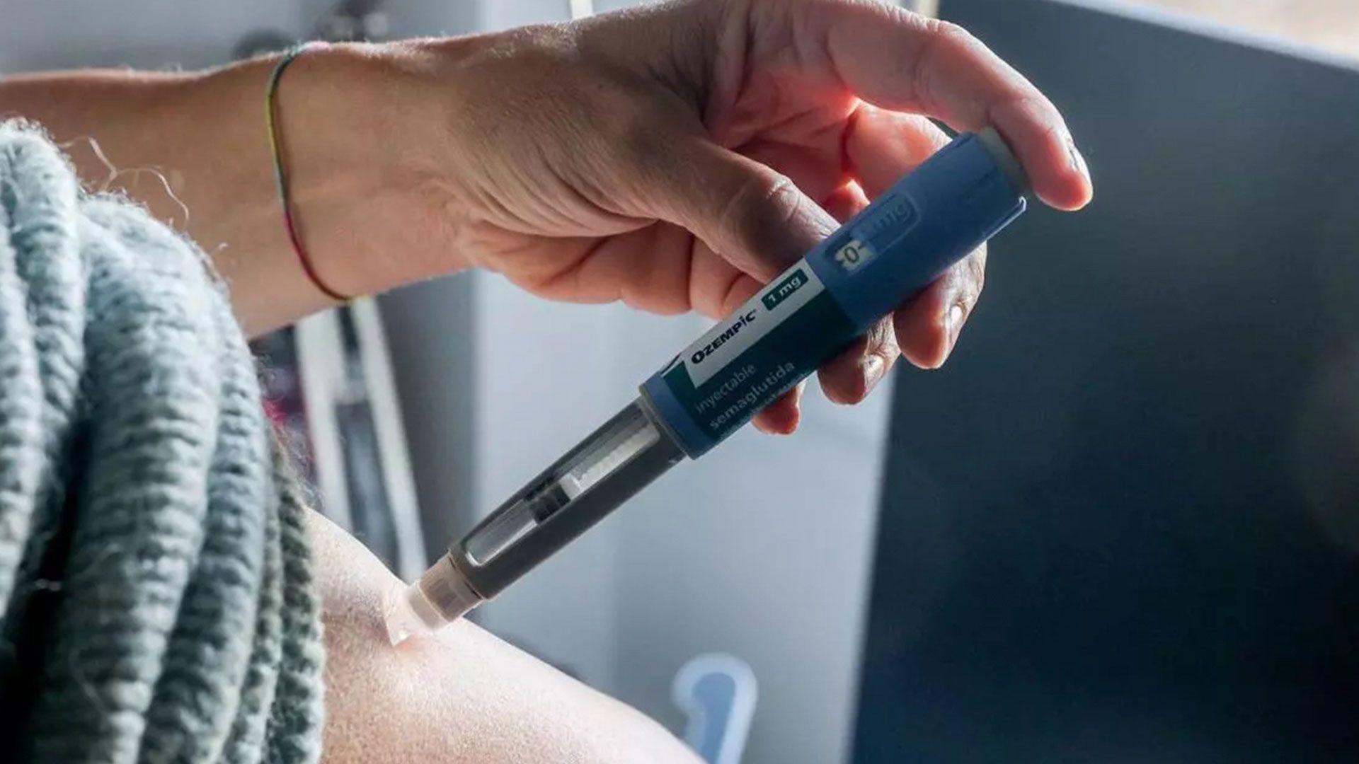 Persona aplicándose Ozempic