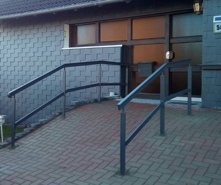 Beschichtetes Geländer mit PVC Handlauf Beschichtetes Geländer mit PVC Handlauf