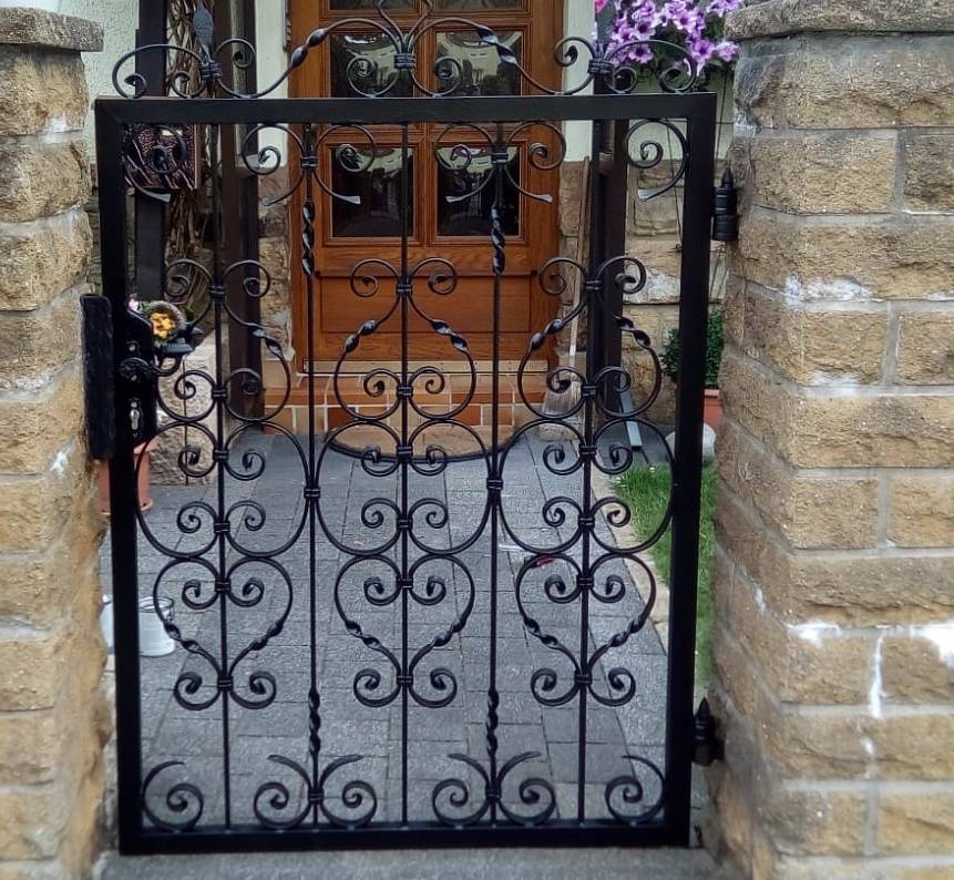 Restauriertes Gartentor