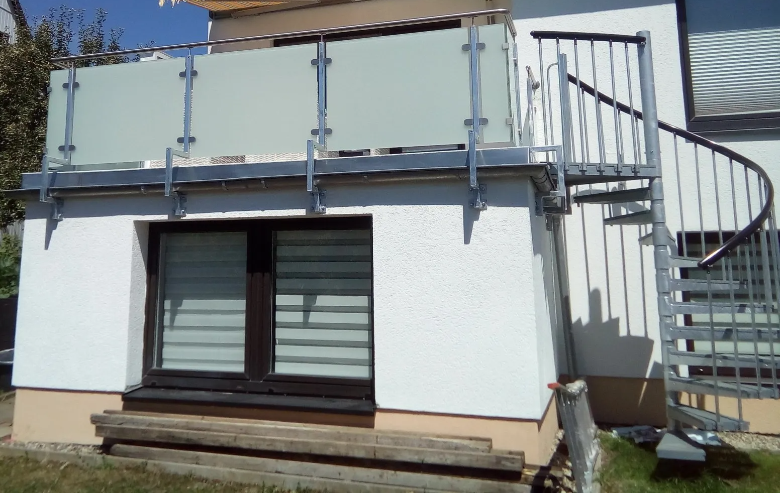 Balkongeländer VSG mit Treppe Balkongeländer VSG mit Treppe