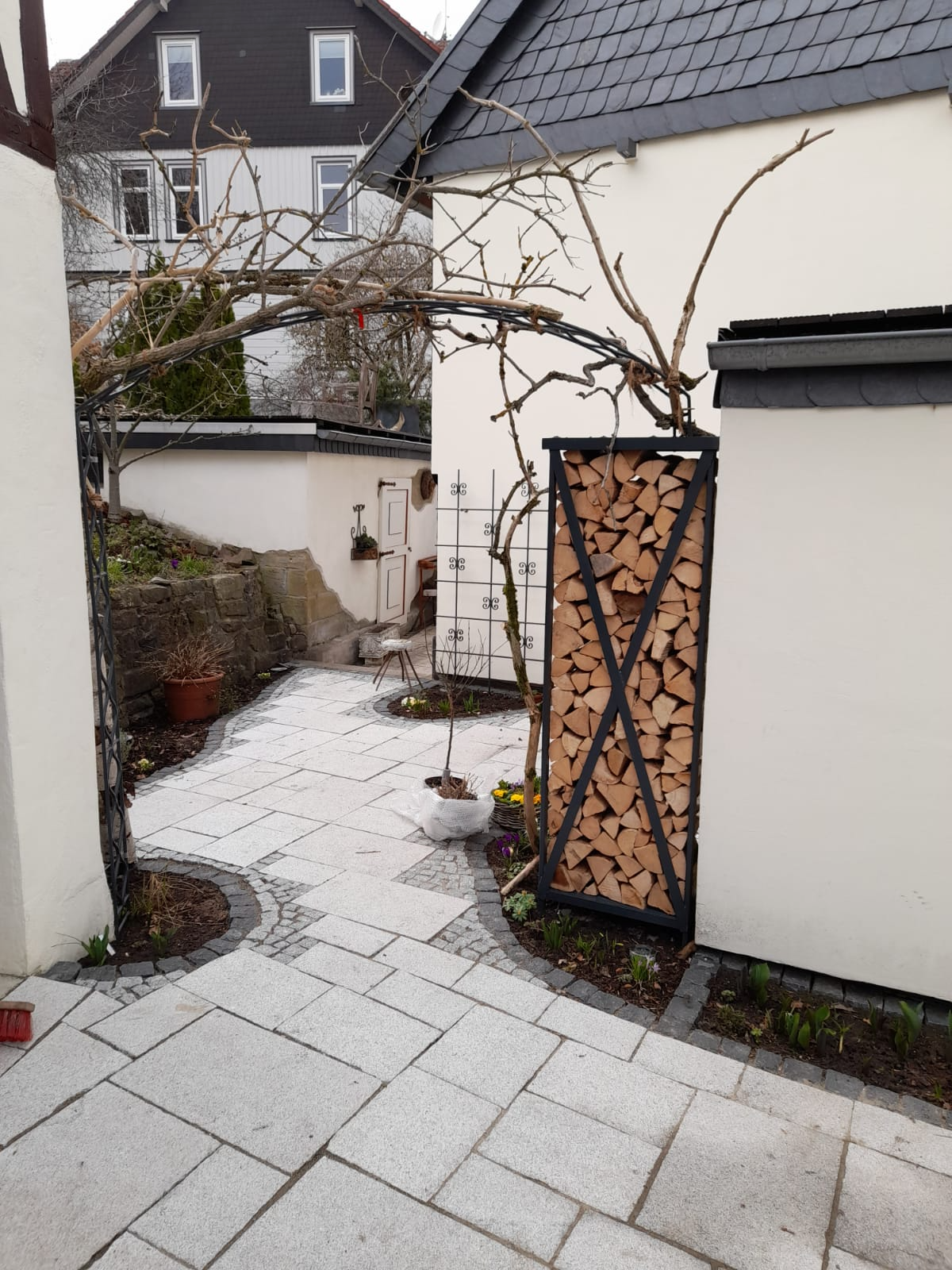 Rosenbogen mit Holzregal