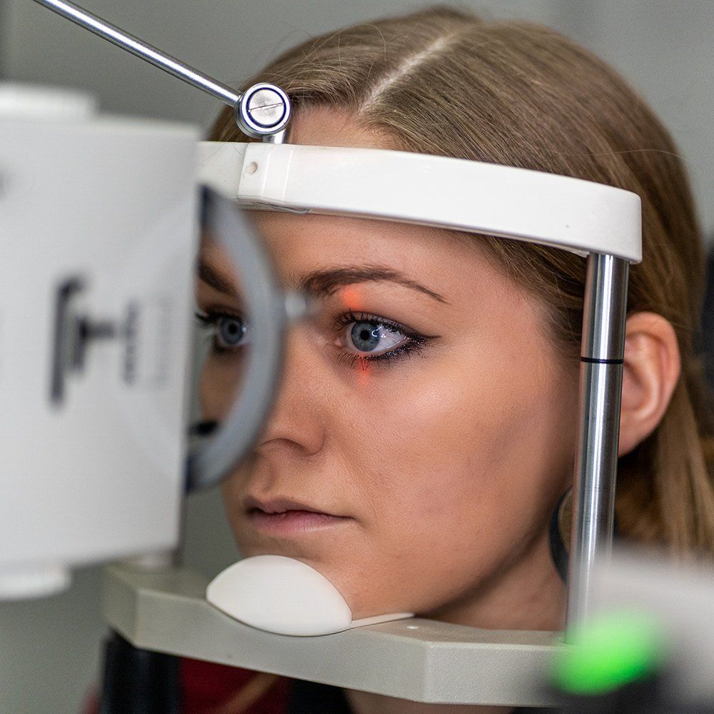 Wir haben Ihre Augen im Blick Wir bei Brilleant optic betrachten Ihre Augen genau und schauen genau hin.