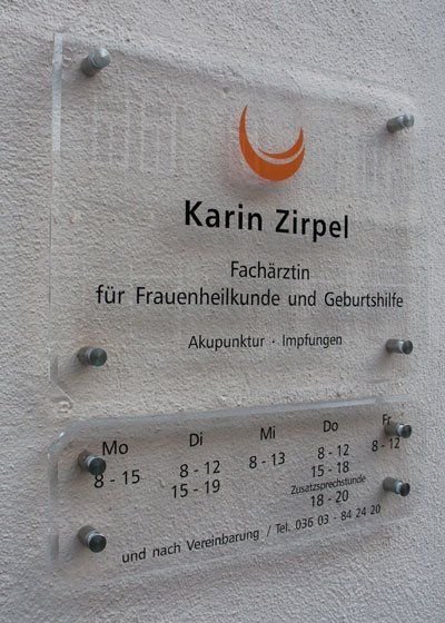 Praxisschild aus Acryl mit Abstandshaltern für Frauenarztpraxis Karin Zirpel.