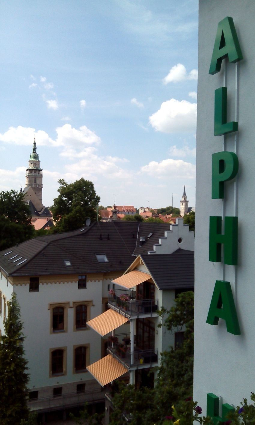 Alpha Hotel Werbung. Leuchtreklame am Hotelturm. Plastische Buchstaben beleuchtet. Planung, Realisierung und Montage von der Komplett-Werbung.