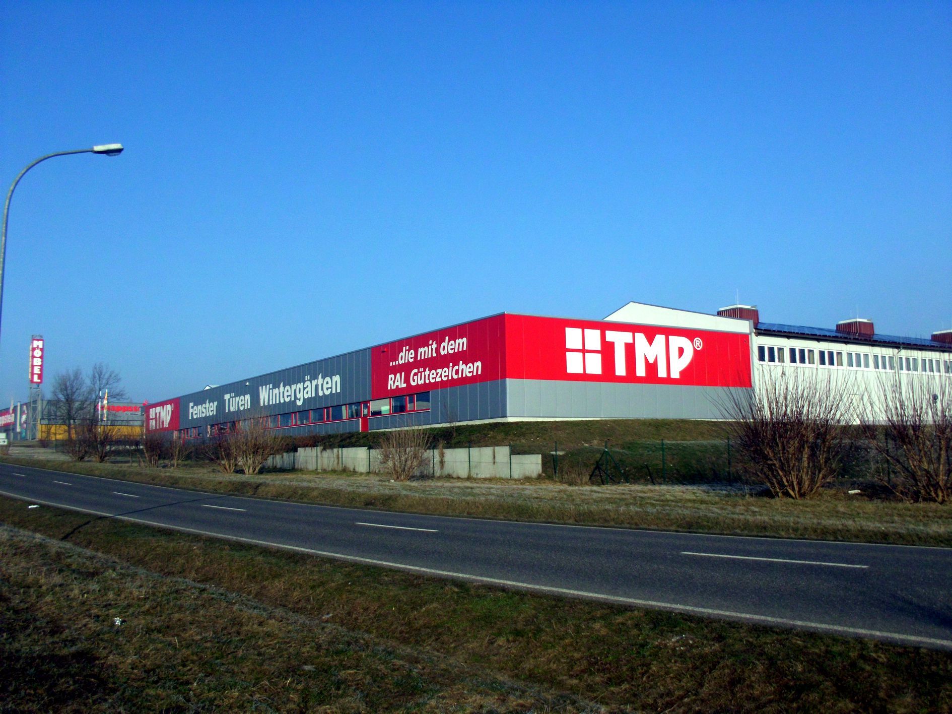 Fassadenbeschriftung für die Firma TMP Fenster + Türen. Umsetzung von der Komplett-Werbung