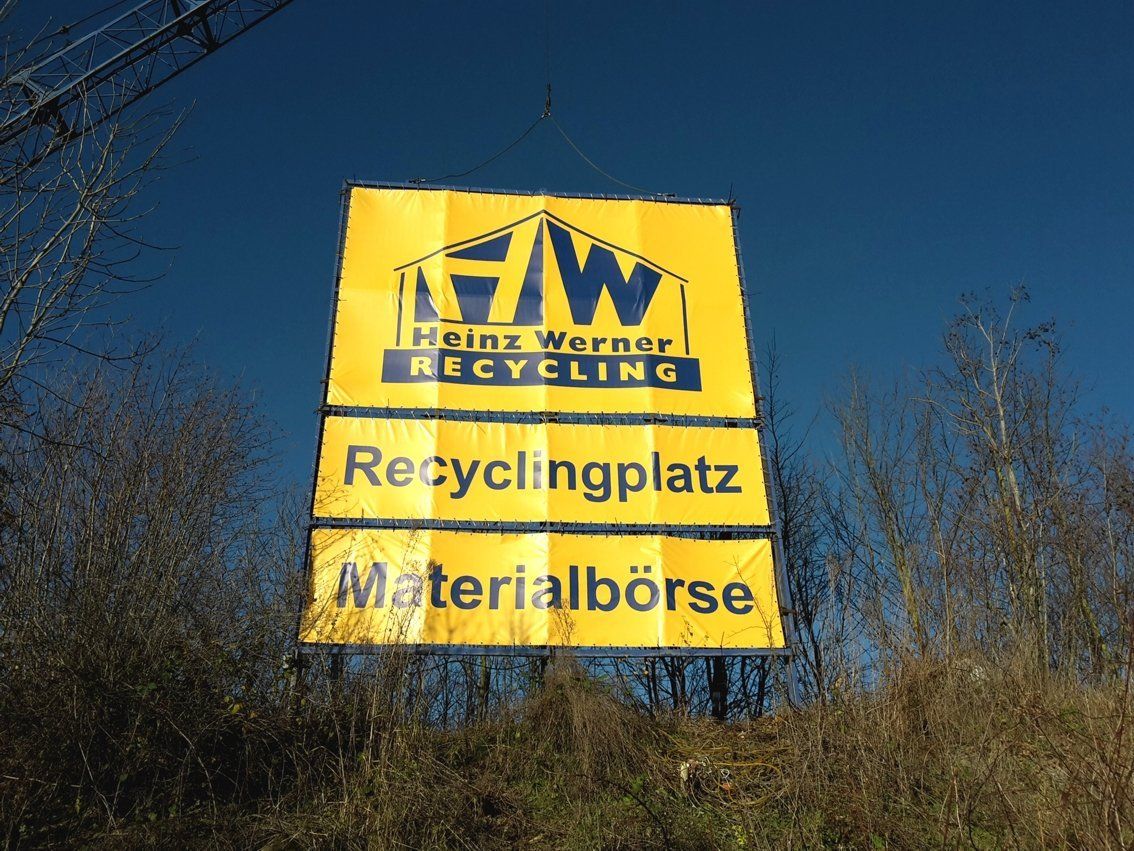 Planenaufsteller vpm Recyclingplatz Heinz Werner. Gestalung und Umsetzung von Komplett-Werbung.