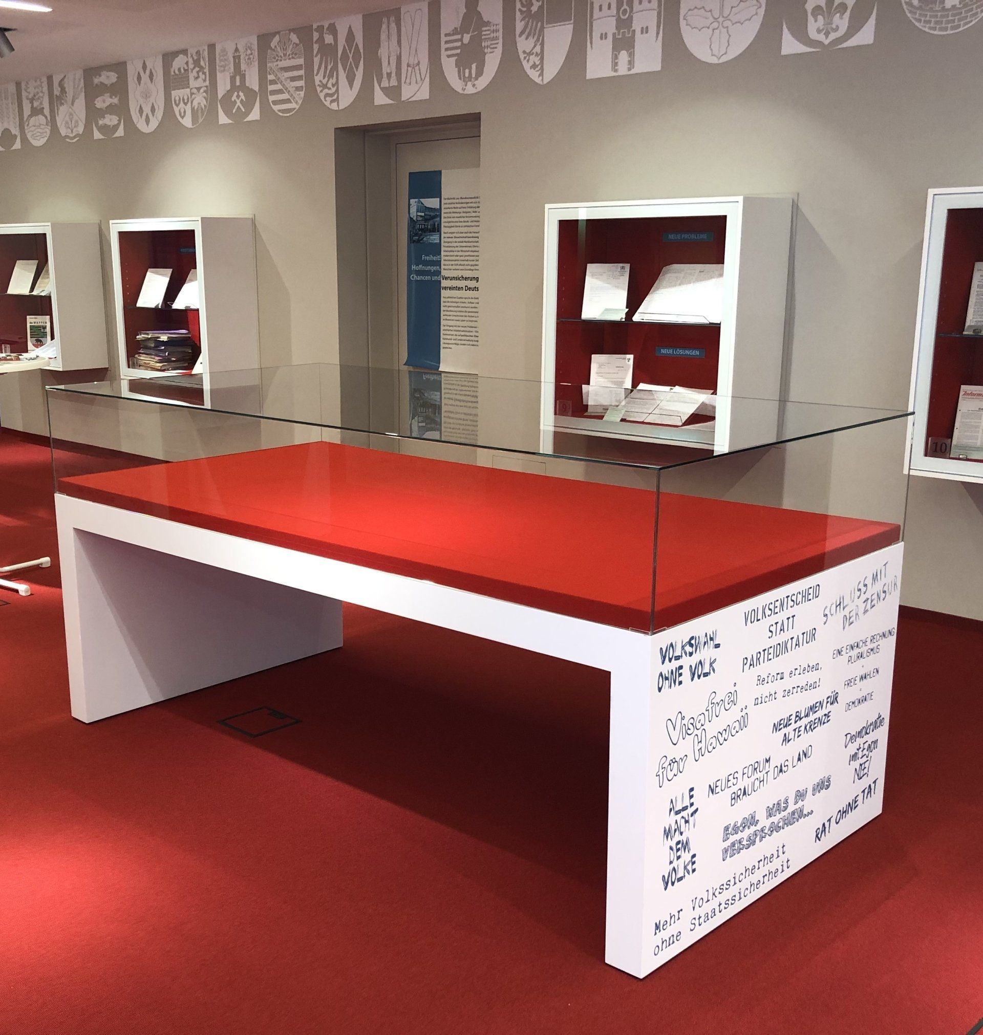 Vitrinen & Möbel aus Glas