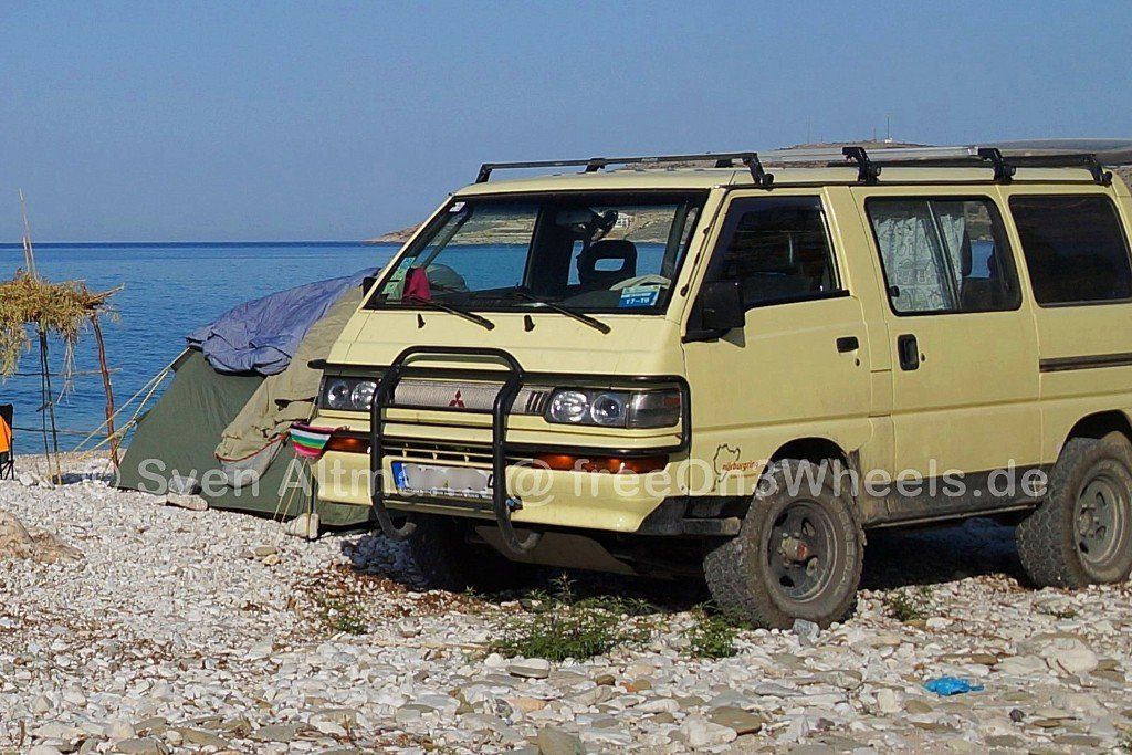 L300 4WD am Strand in Albanien