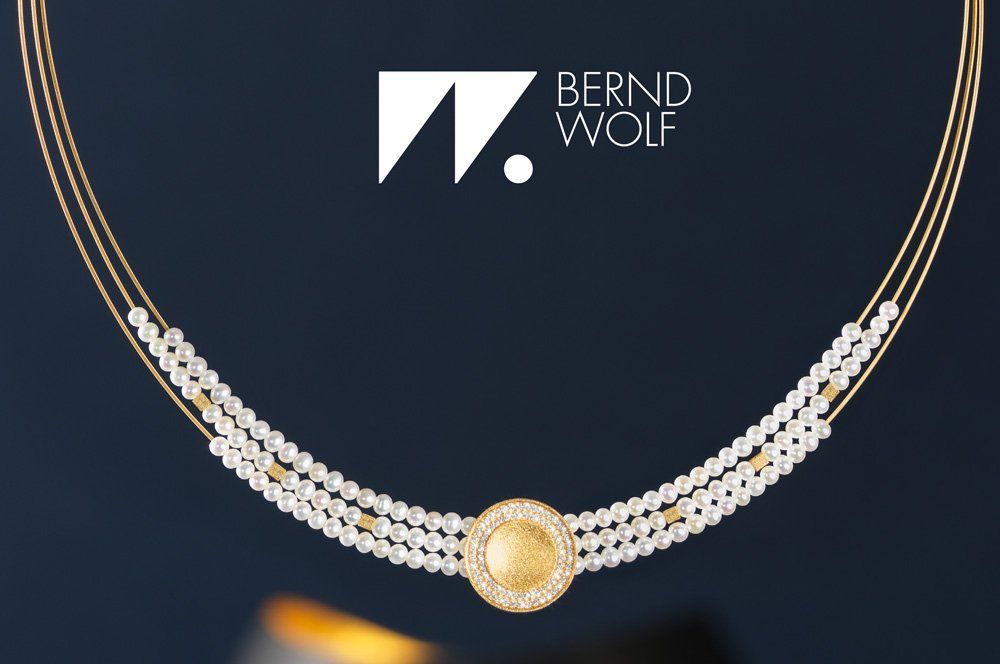 Frau Kontaktlinsen einsetzen