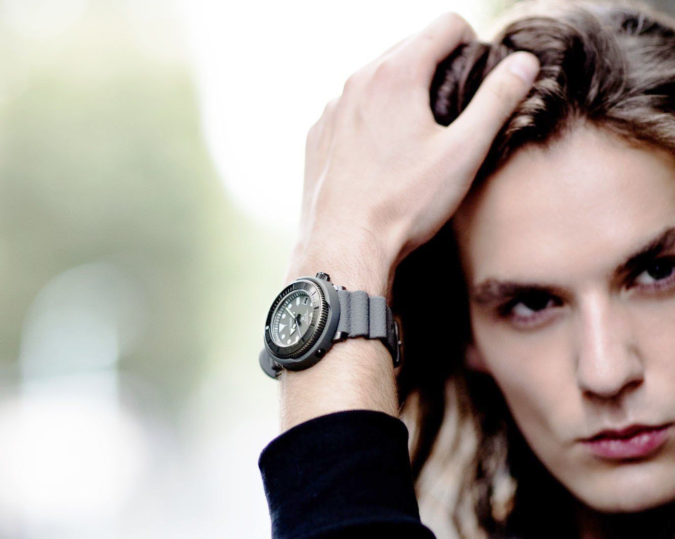 Frau Kontaktlinsen einsetzen