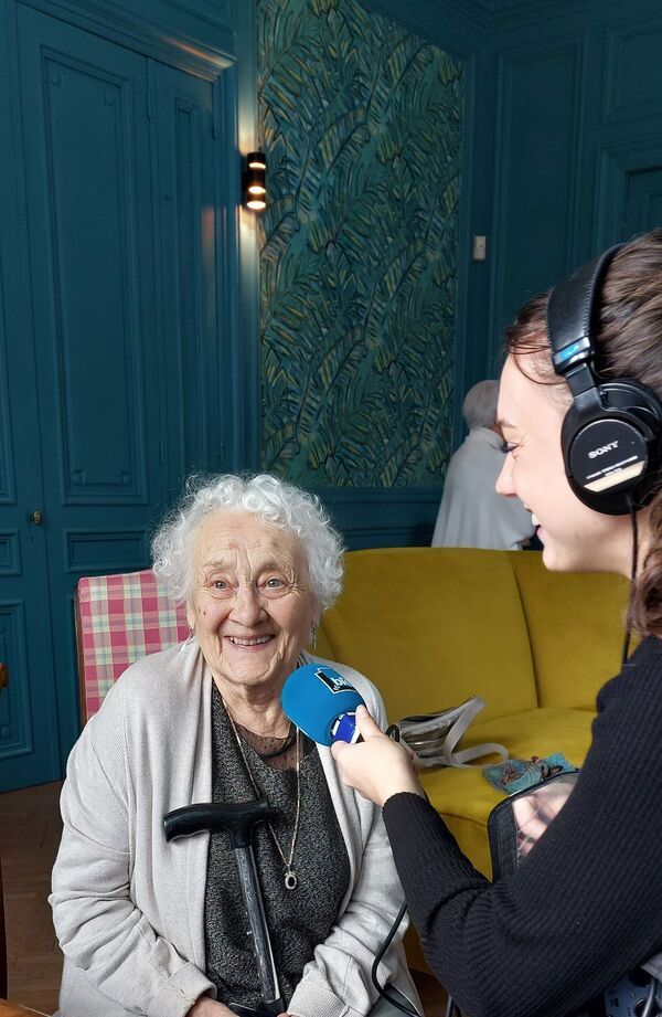 vieille dame en interview