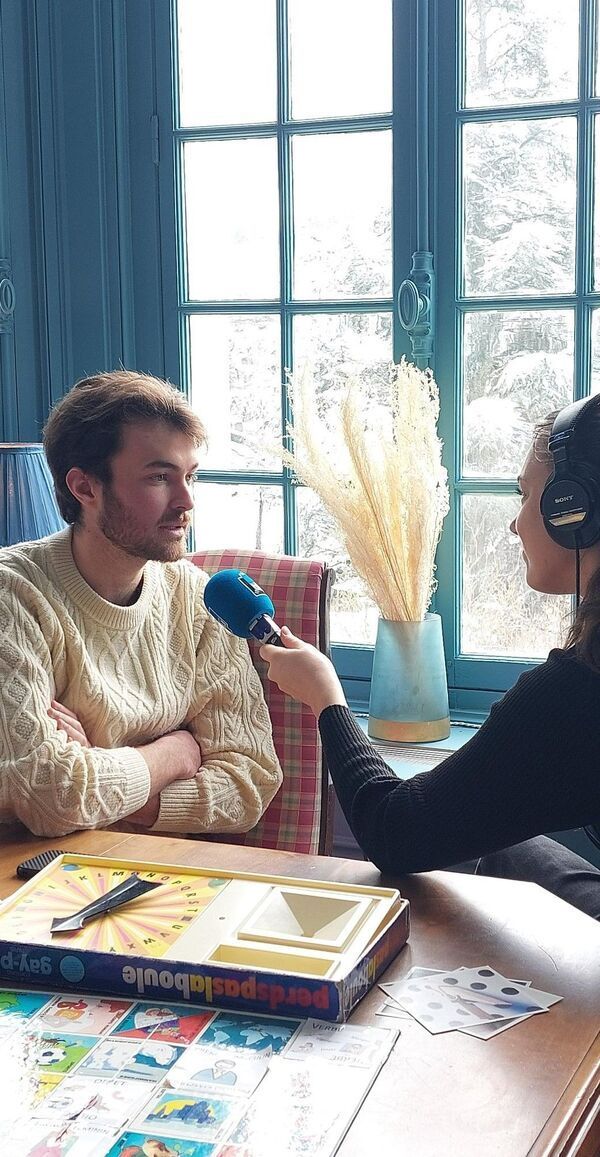 jeune homme en interview